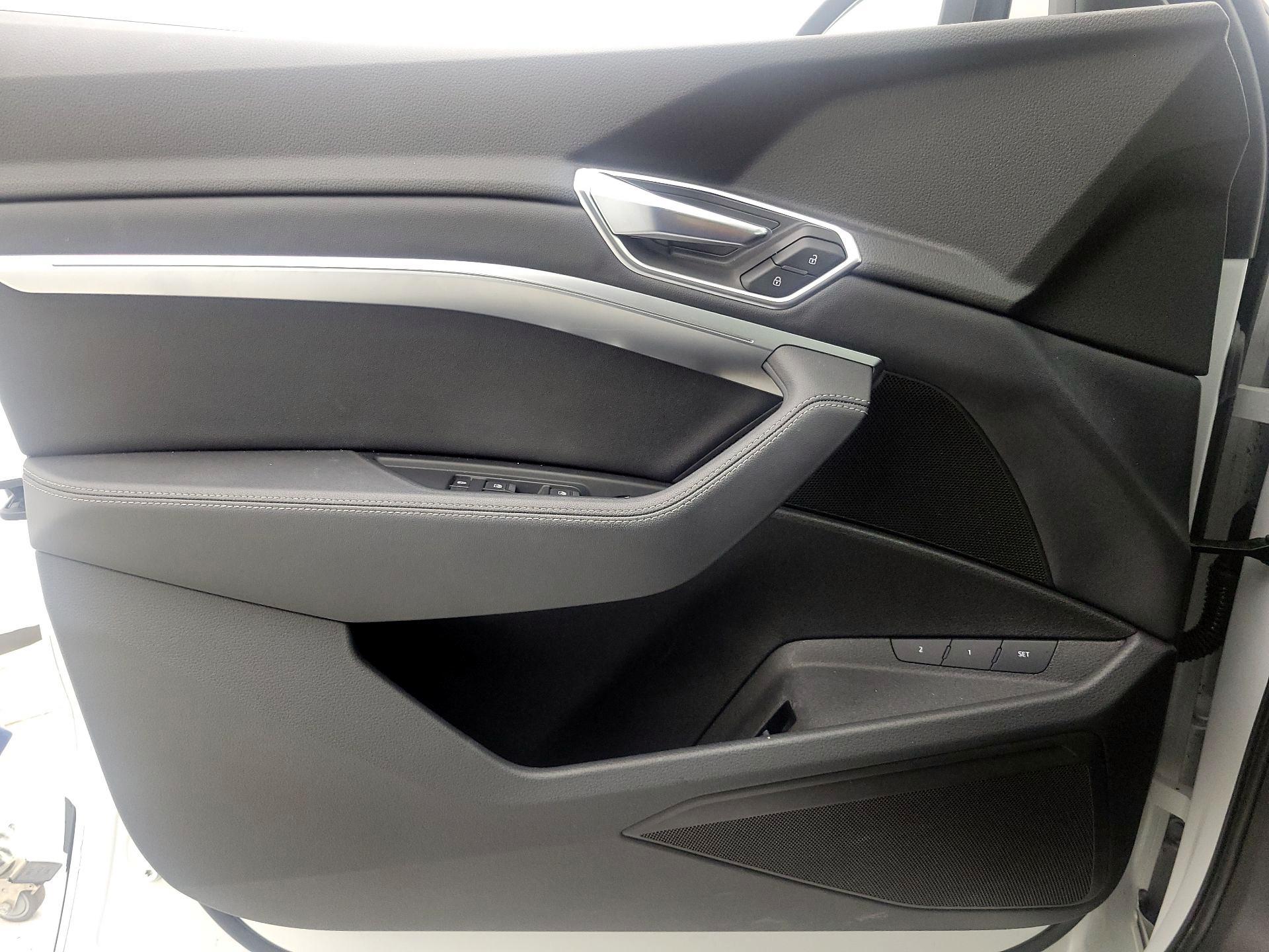 Thumbnail: 2022 Audi e-tron - 12