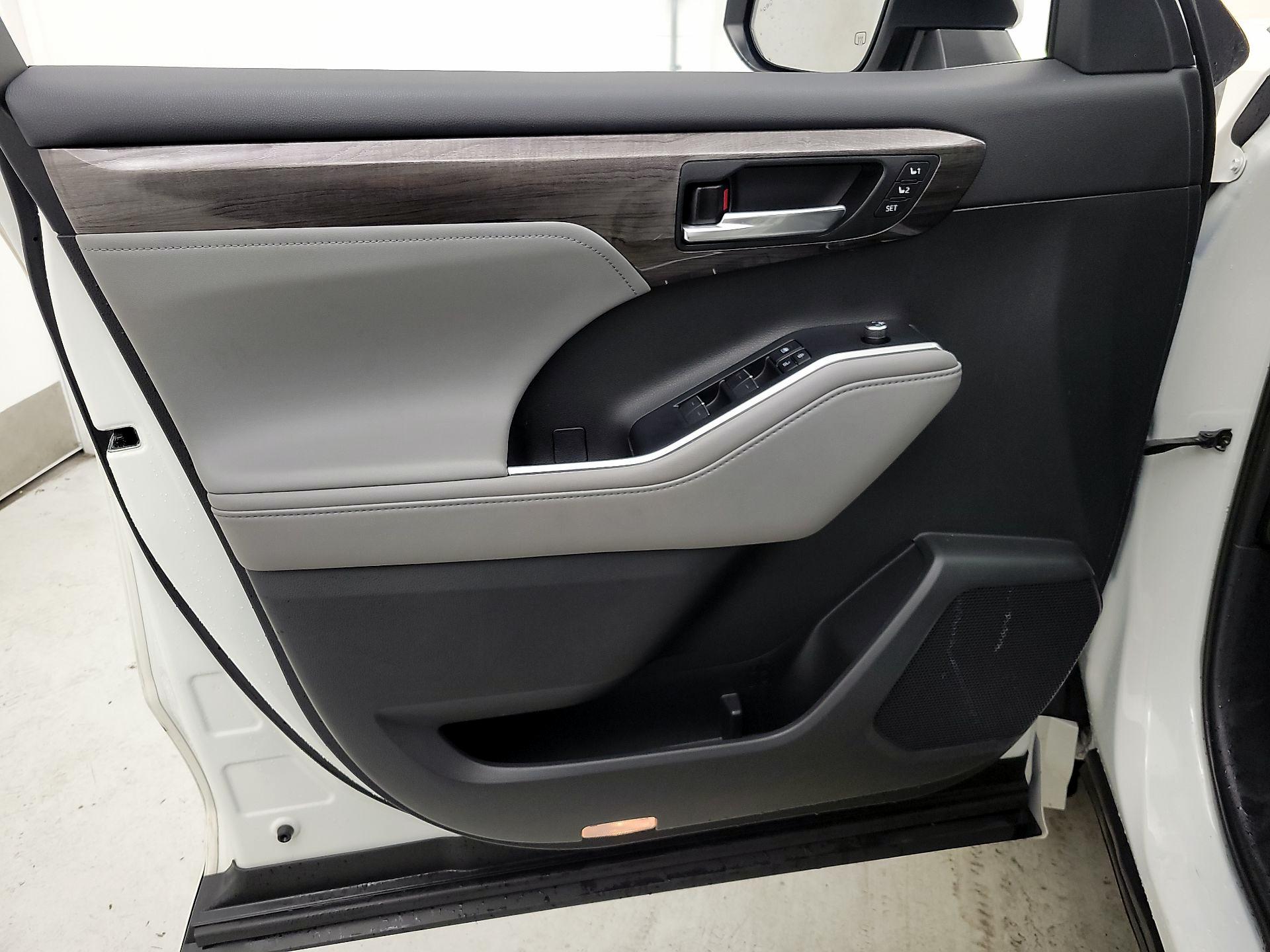 Thumbnail: 2020 Toyota Highlander - 12