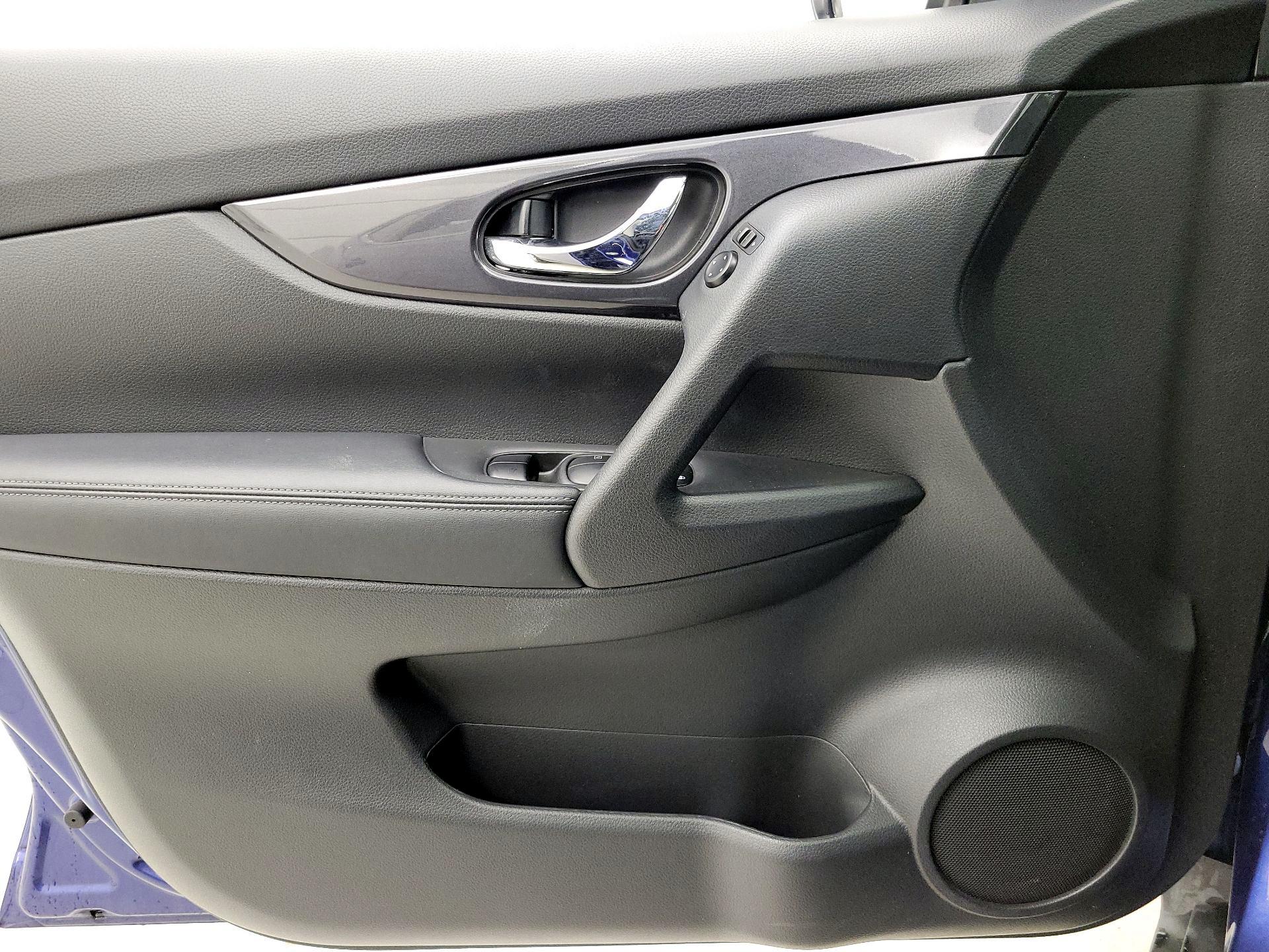 Thumbnail: 2018 Nissan Rogue - 12