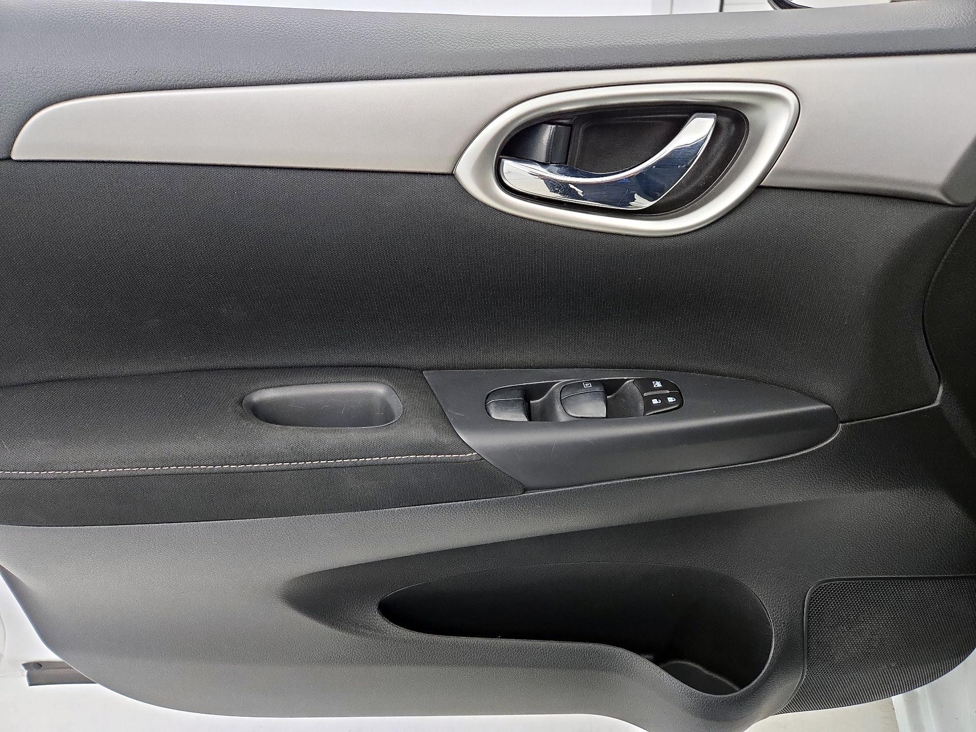 Thumbnail: 2015 Nissan Sentra - 12