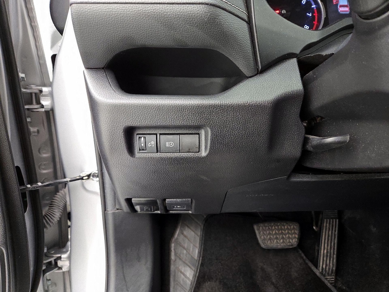 2021 Toyota RAV4 LE - Photo 14