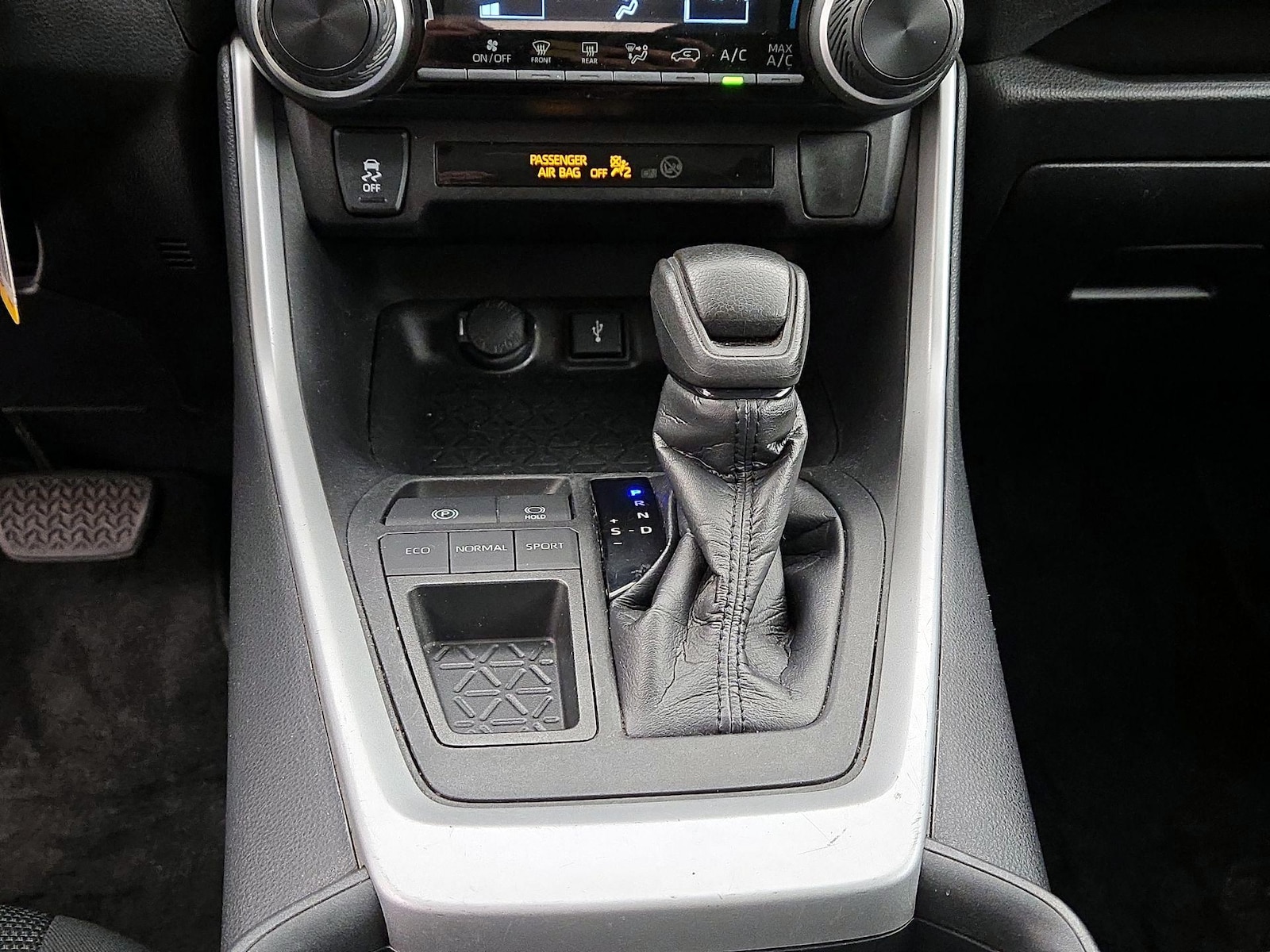 2021 Toyota RAV4 LE - Photo 18