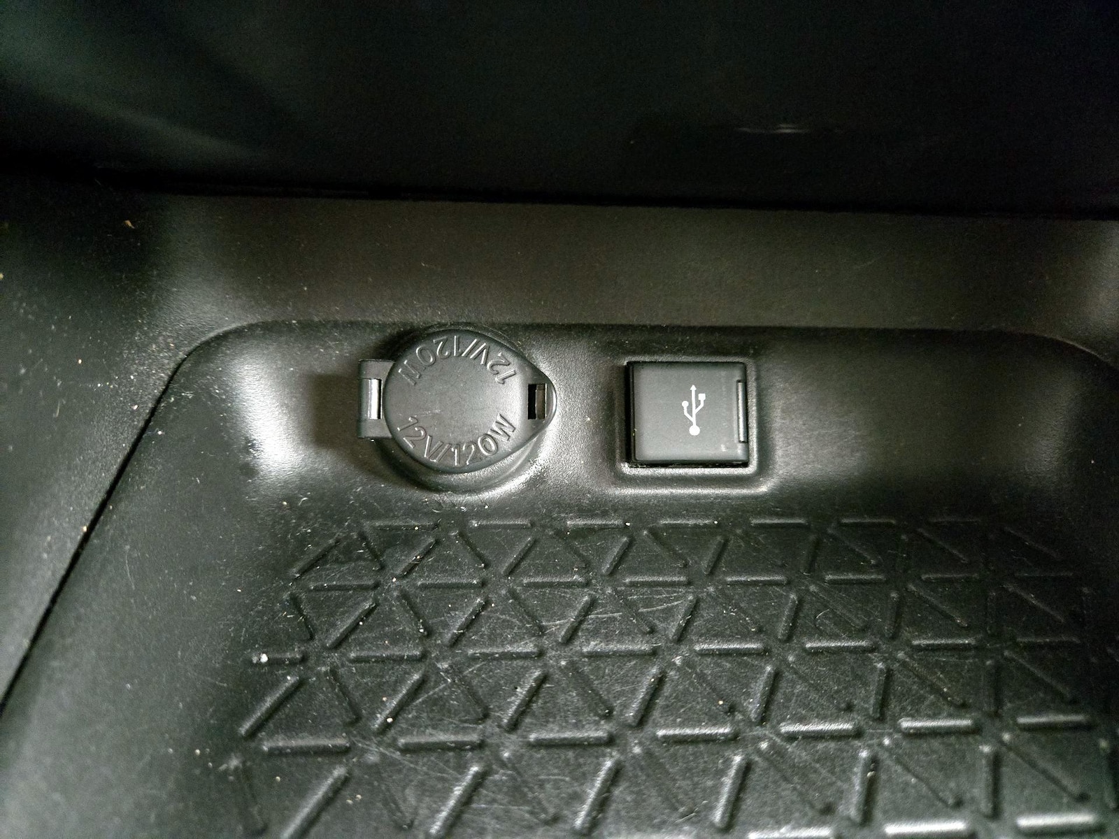 2021 Toyota RAV4 LE - Photo 19