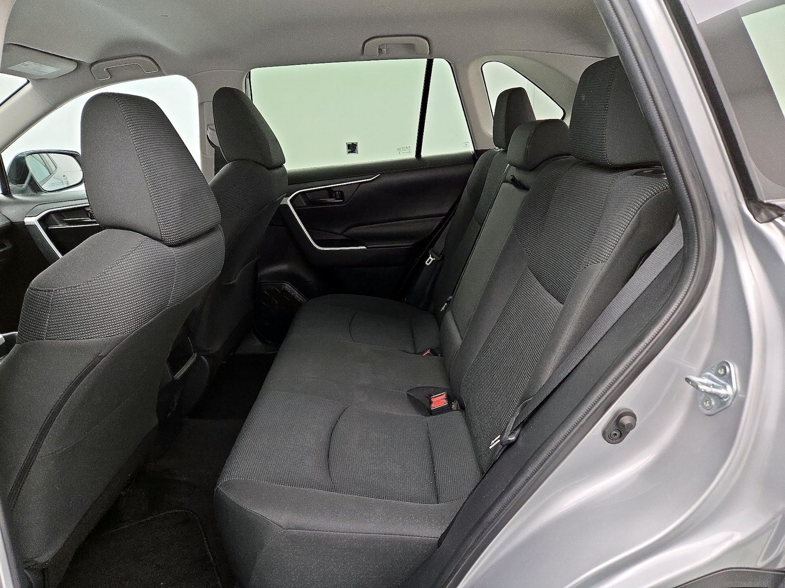 2021 Toyota RAV4 LE - Photo 20