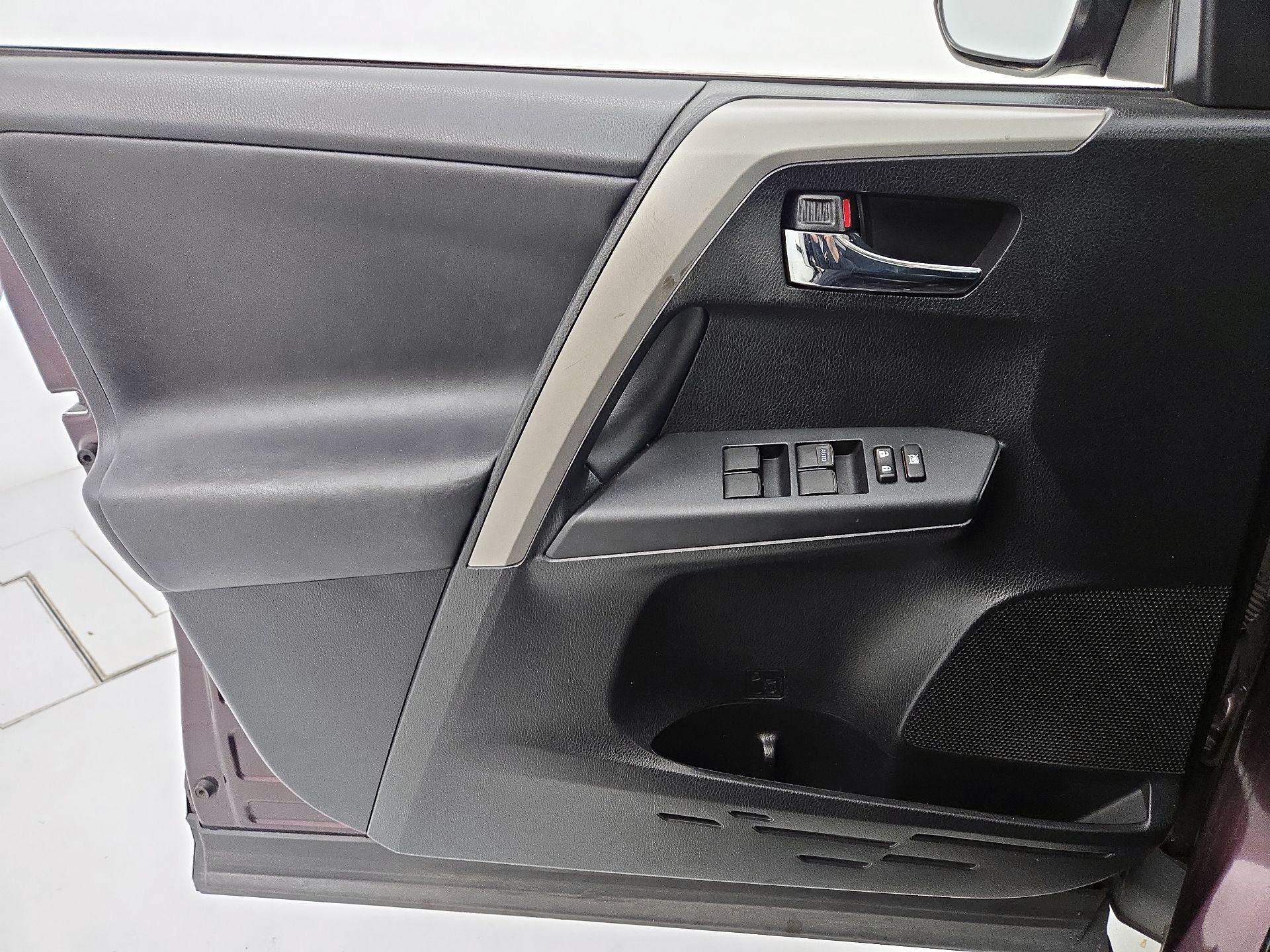 Thumbnail: 2016 Toyota RAV4 - 12