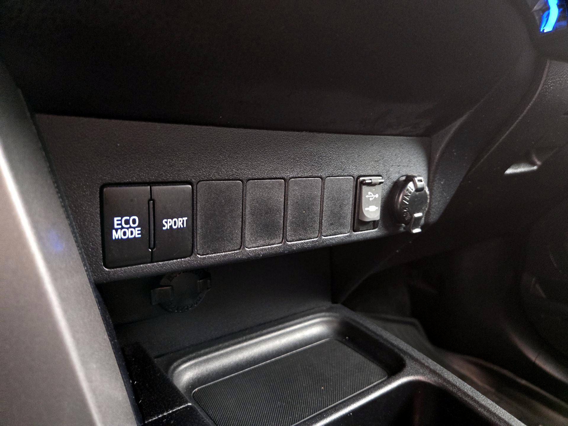 Thumbnail: 2016 Toyota RAV4 - 18