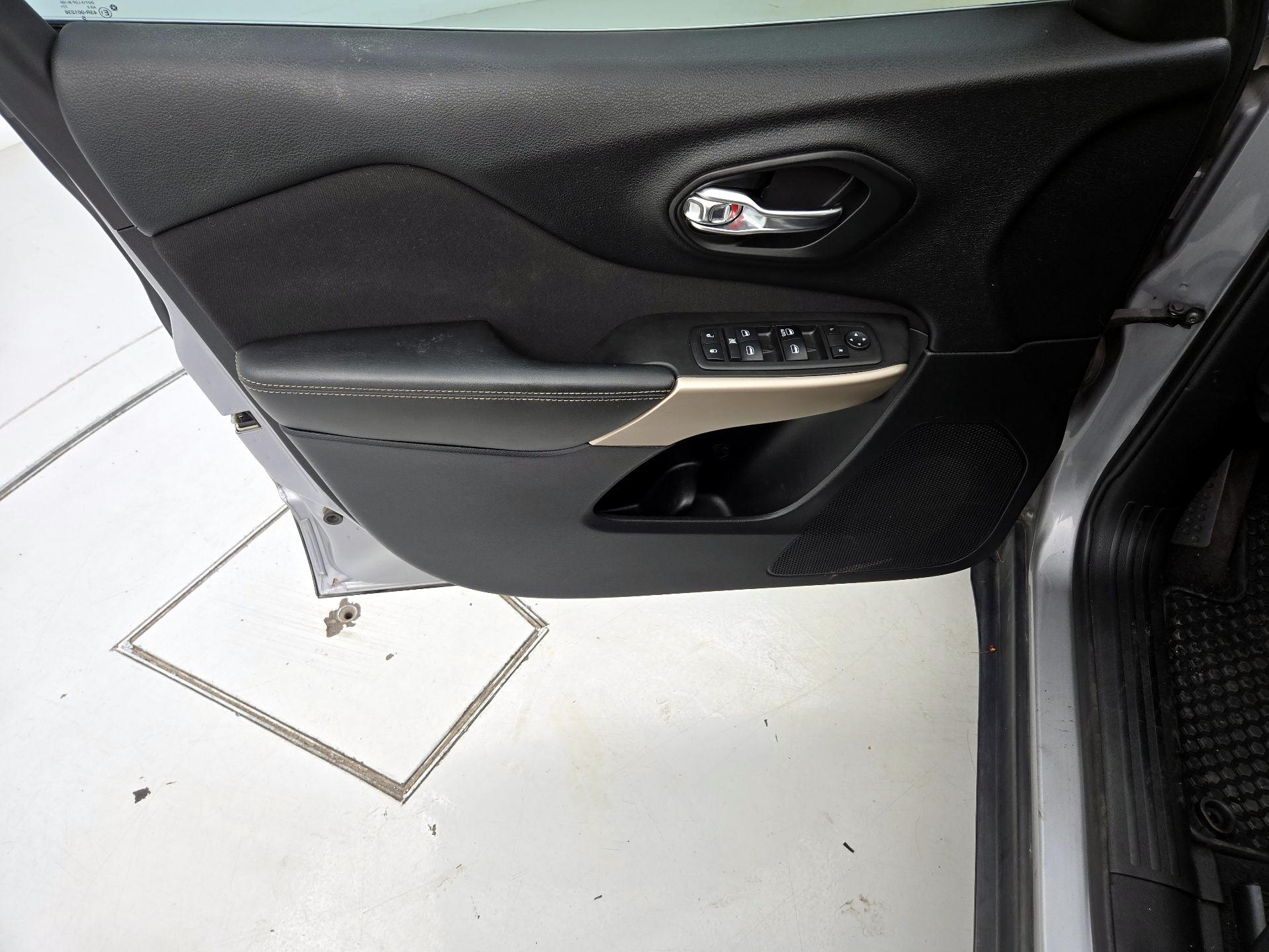 Thumbnail: 2018 Jeep Cherokee - 12