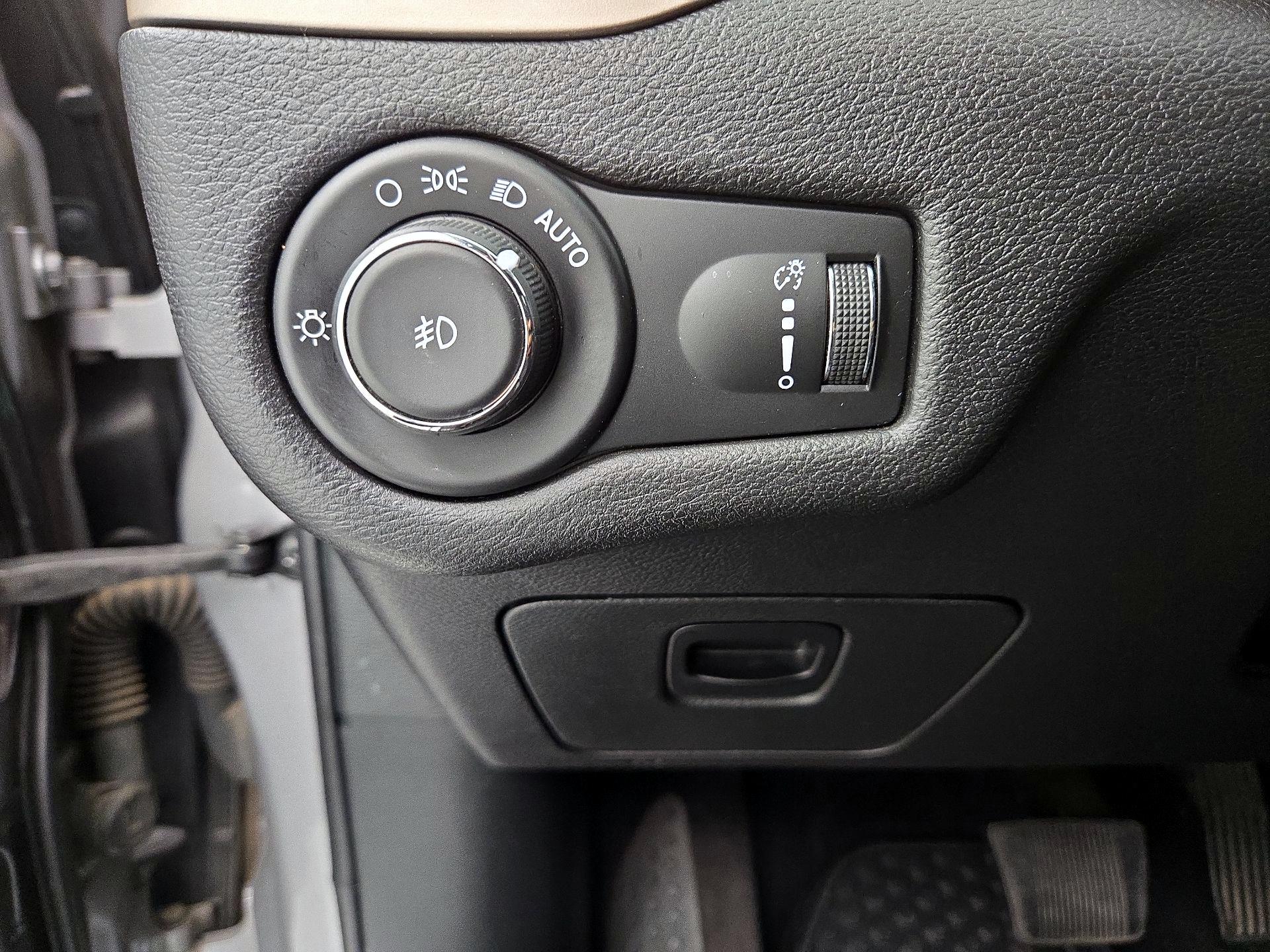 Thumbnail: 2018 Jeep Cherokee - 13