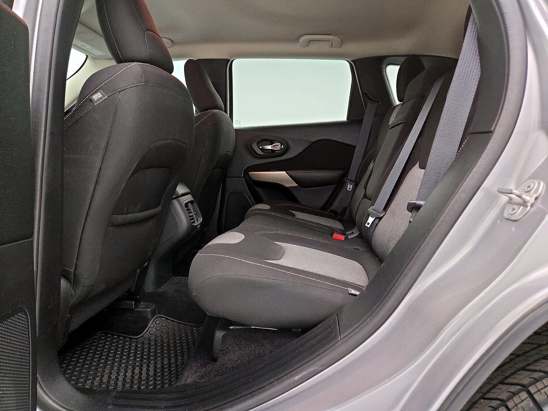 Thumbnail: 2018 Jeep Cherokee - 19