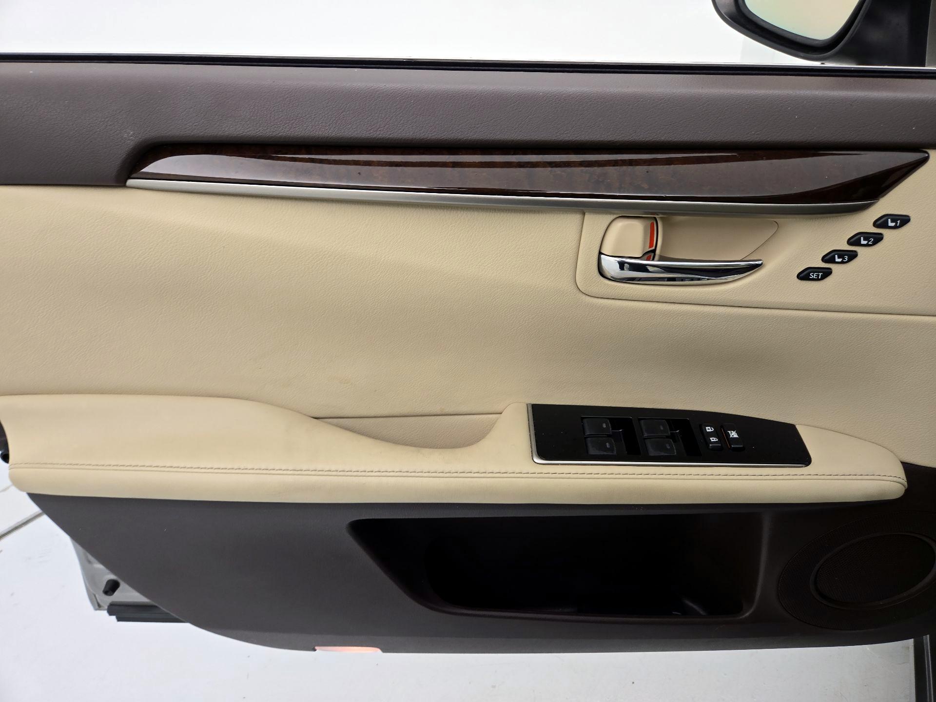 Thumbnail: 2016 Lexus ES - 12