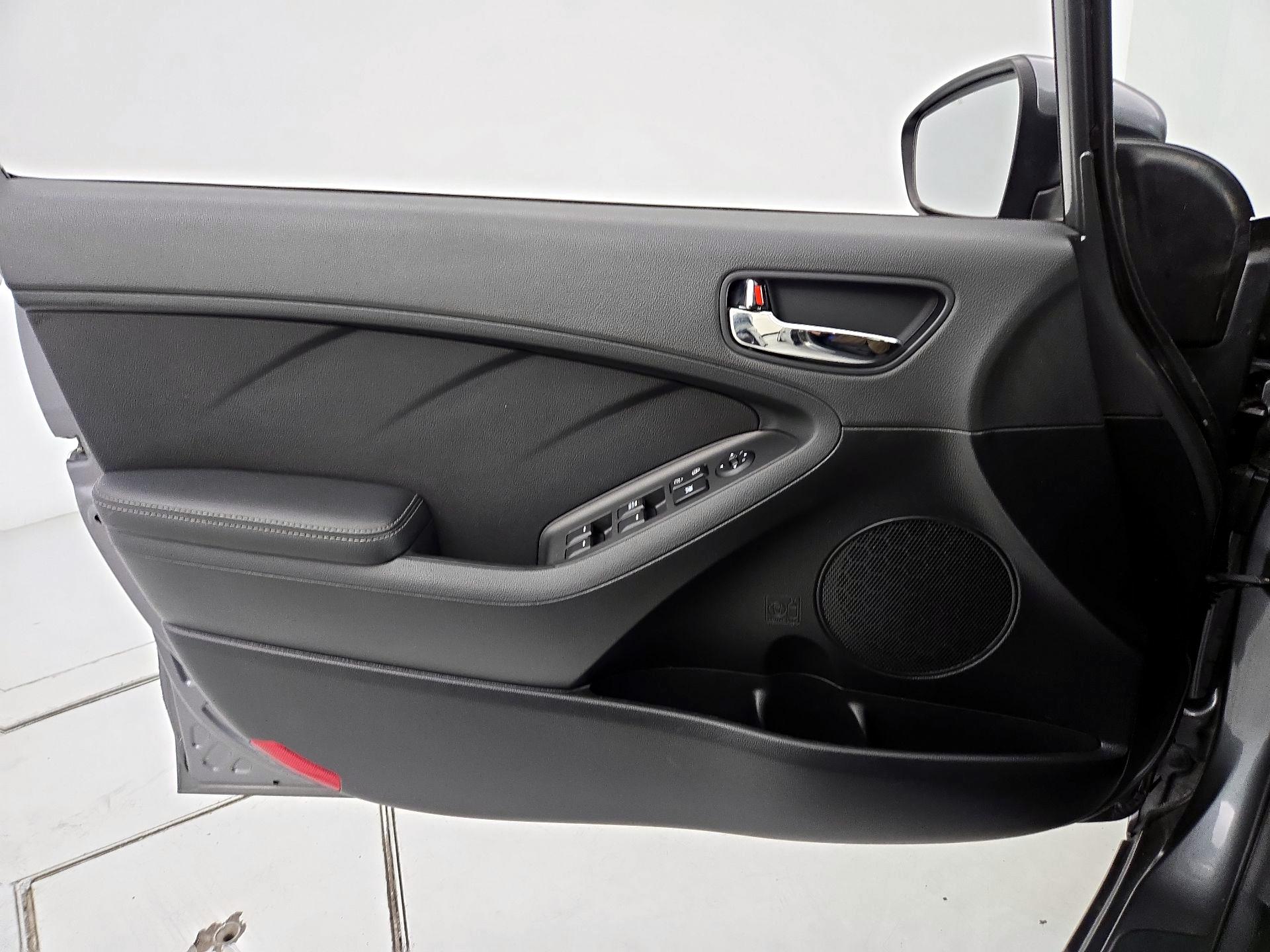 Thumbnail: 2016 Kia Forte - 12