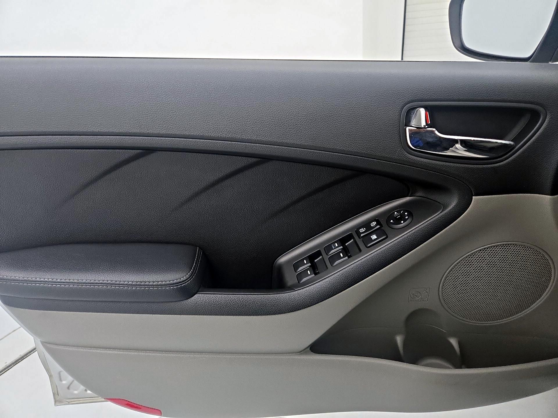 Thumbnail: 2016 Kia Forte - 12