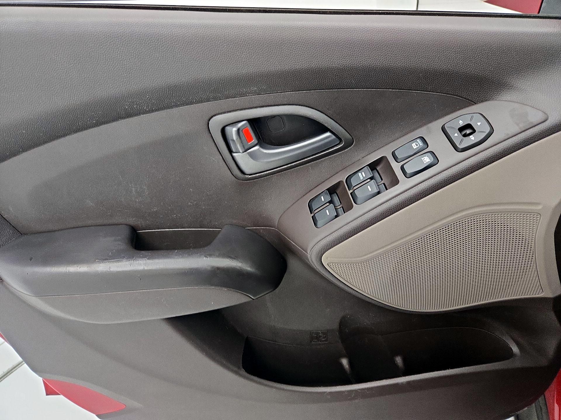 Thumbnail: 2015 Hyundai Tucson - 12