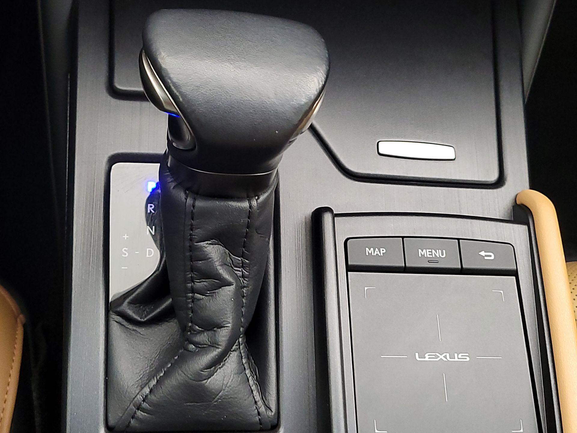 Thumbnail: 2022 Lexus ES - 17