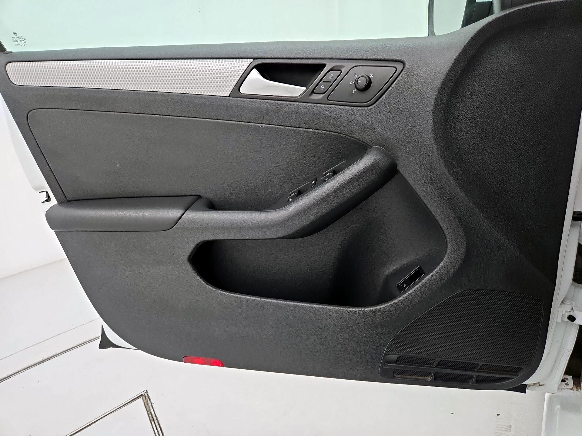 Thumbnail: 2018 Volkswagen Jetta - 12