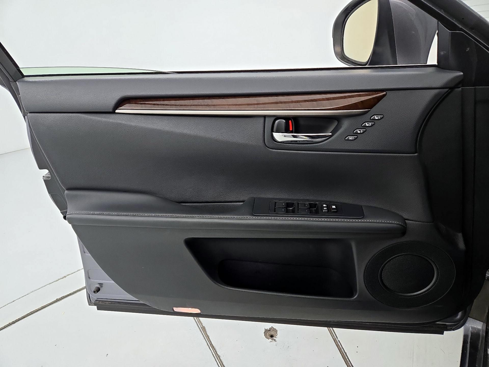 Thumbnail: 2015 Lexus ES - 12