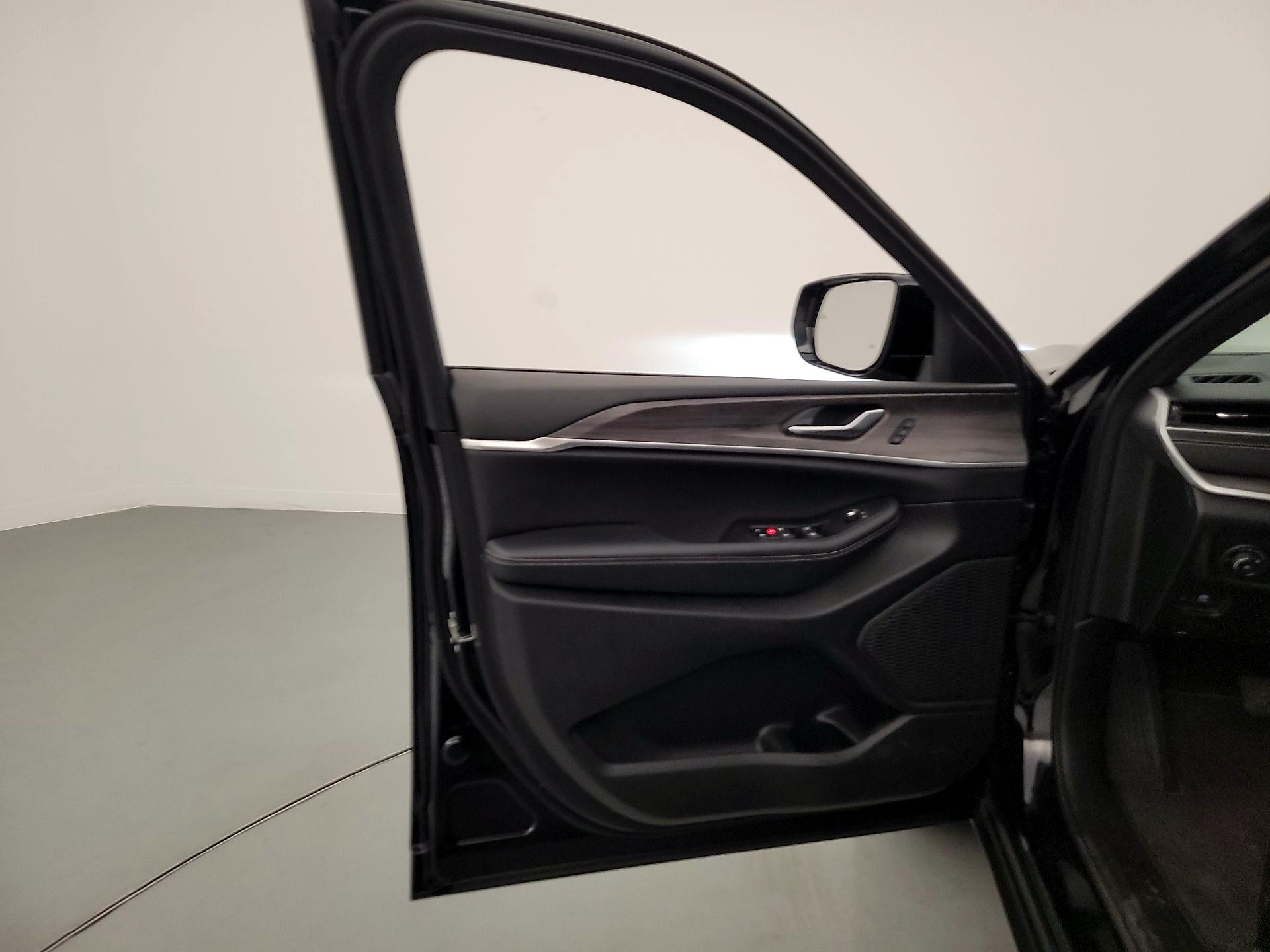 Thumbnail: 2024 Jeep Grand Cherokee - 12