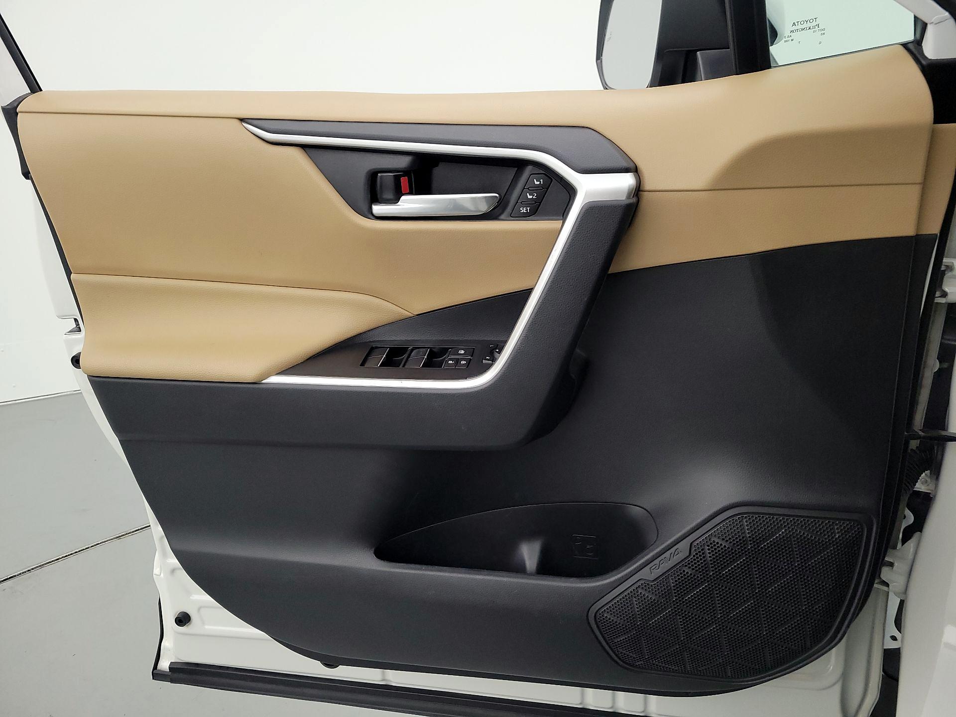 Thumbnail: 2020 Toyota RAV4 - 12