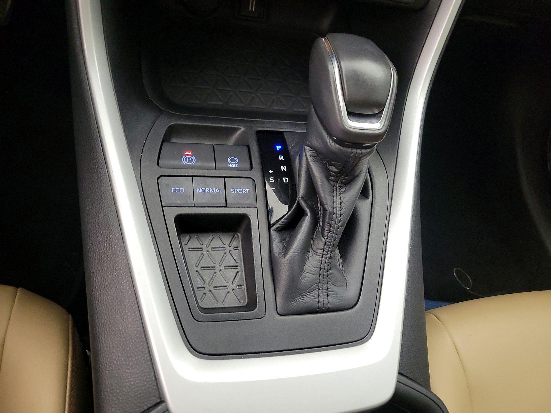 Thumbnail: 2020 Toyota RAV4 - 17