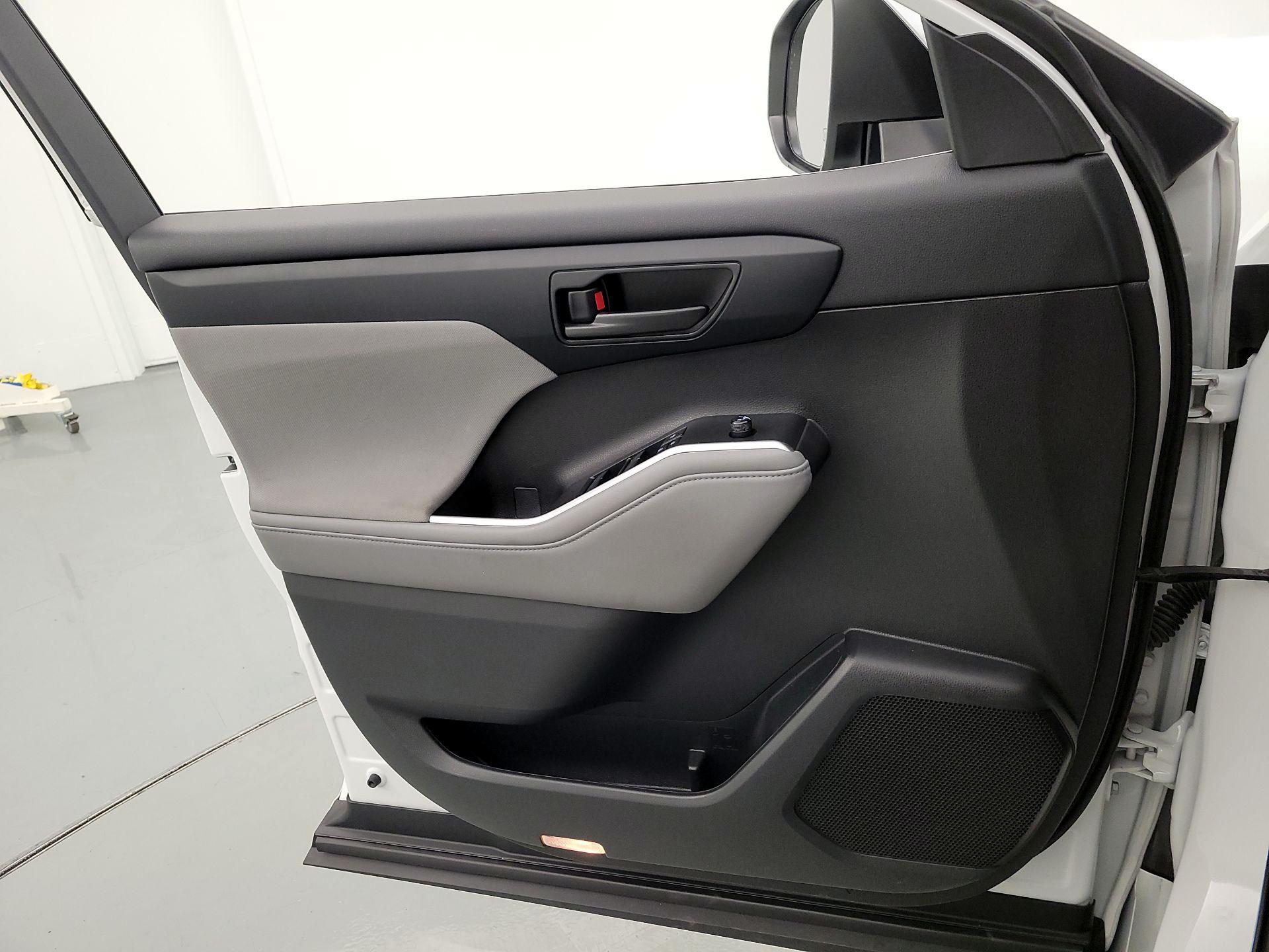 Thumbnail: 2022 Toyota Highlander - 12