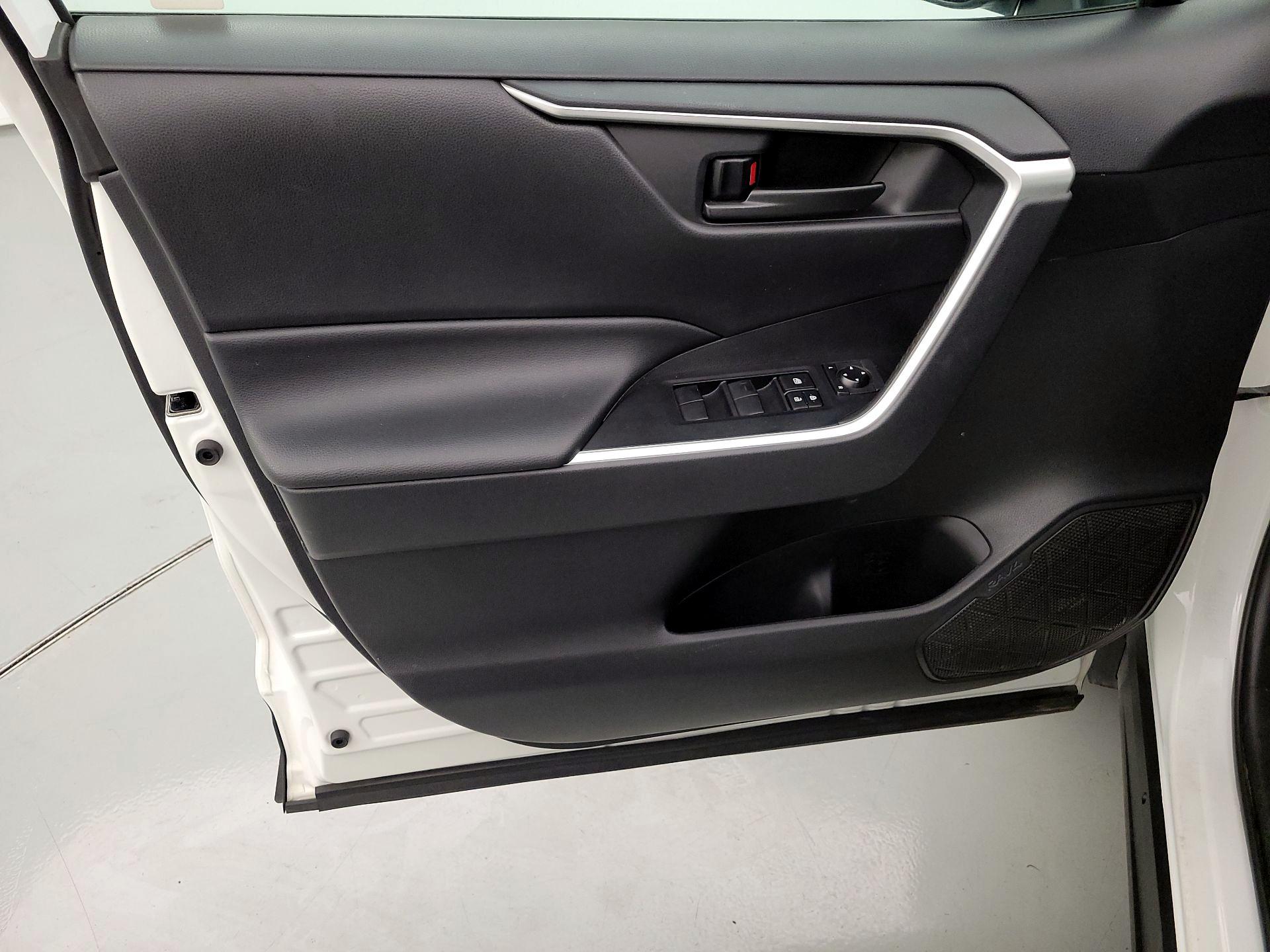 Thumbnail: 2020 Toyota RAV4 - 12