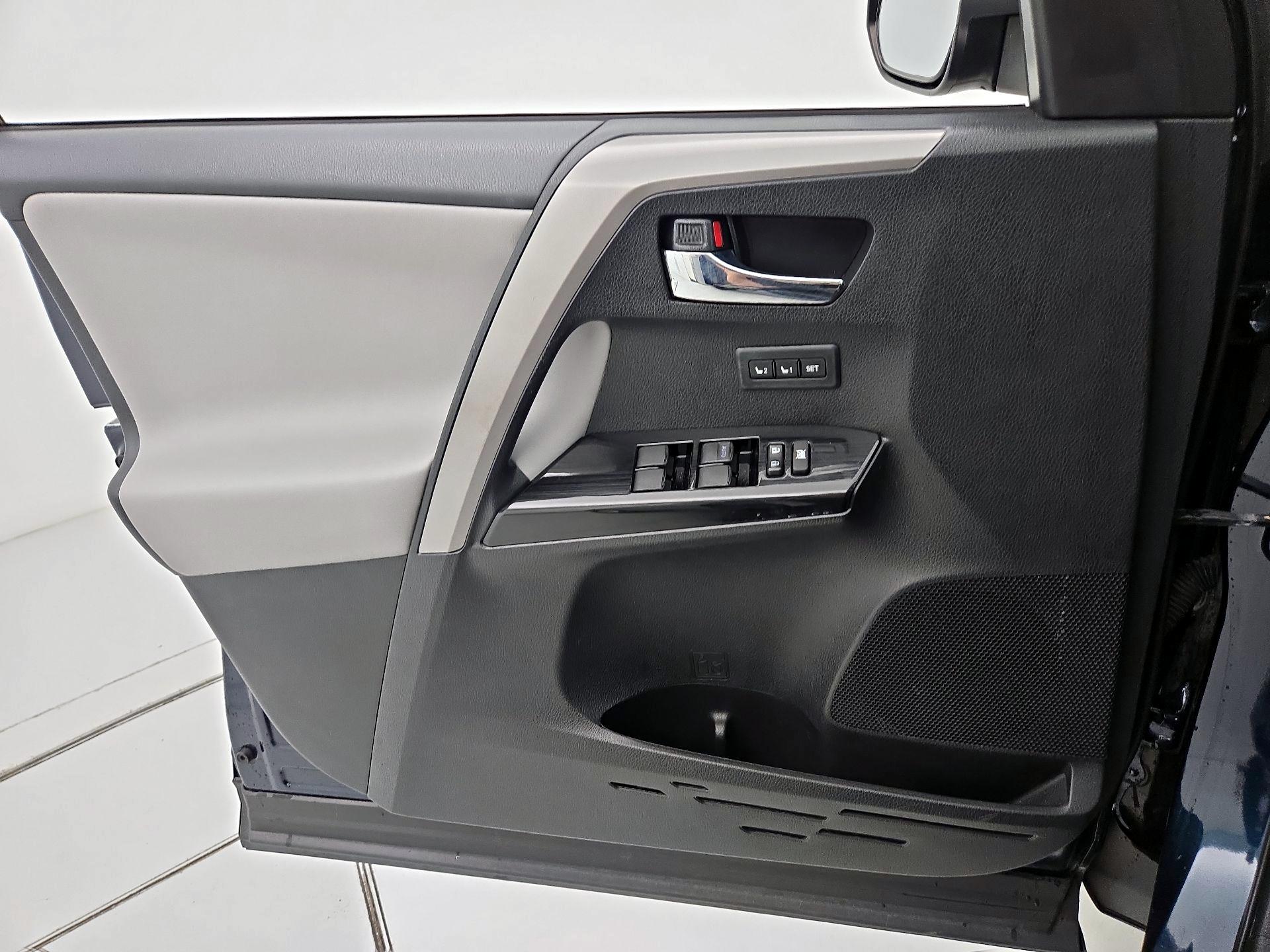 Thumbnail: 2017 Toyota RAV4 - 12