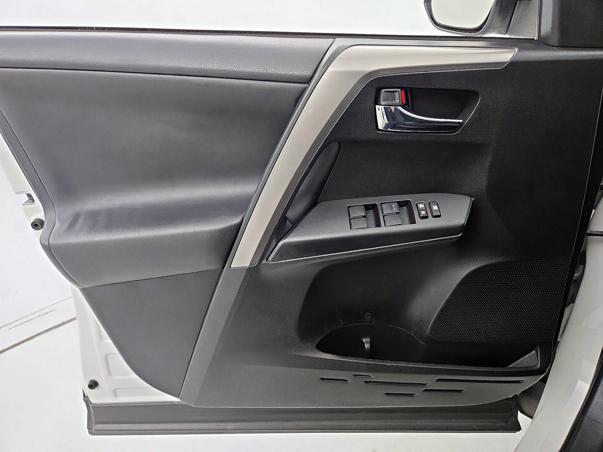 Thumbnail: 2017 Toyota RAV4 - 10