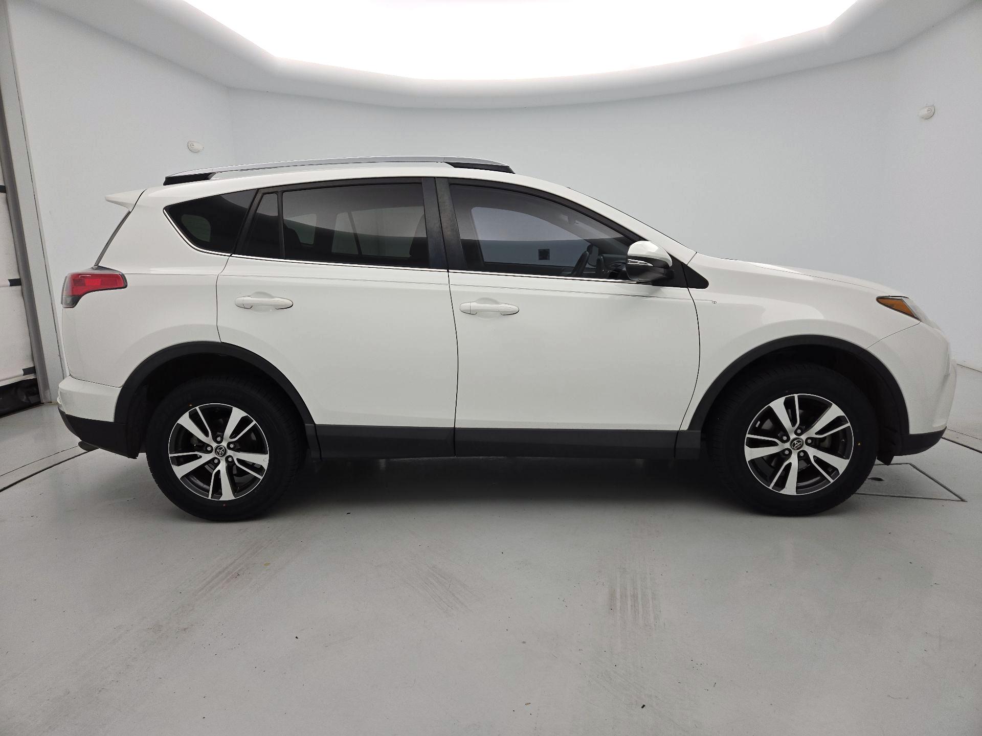 Thumbnail: 2017 Toyota RAV4 - 4