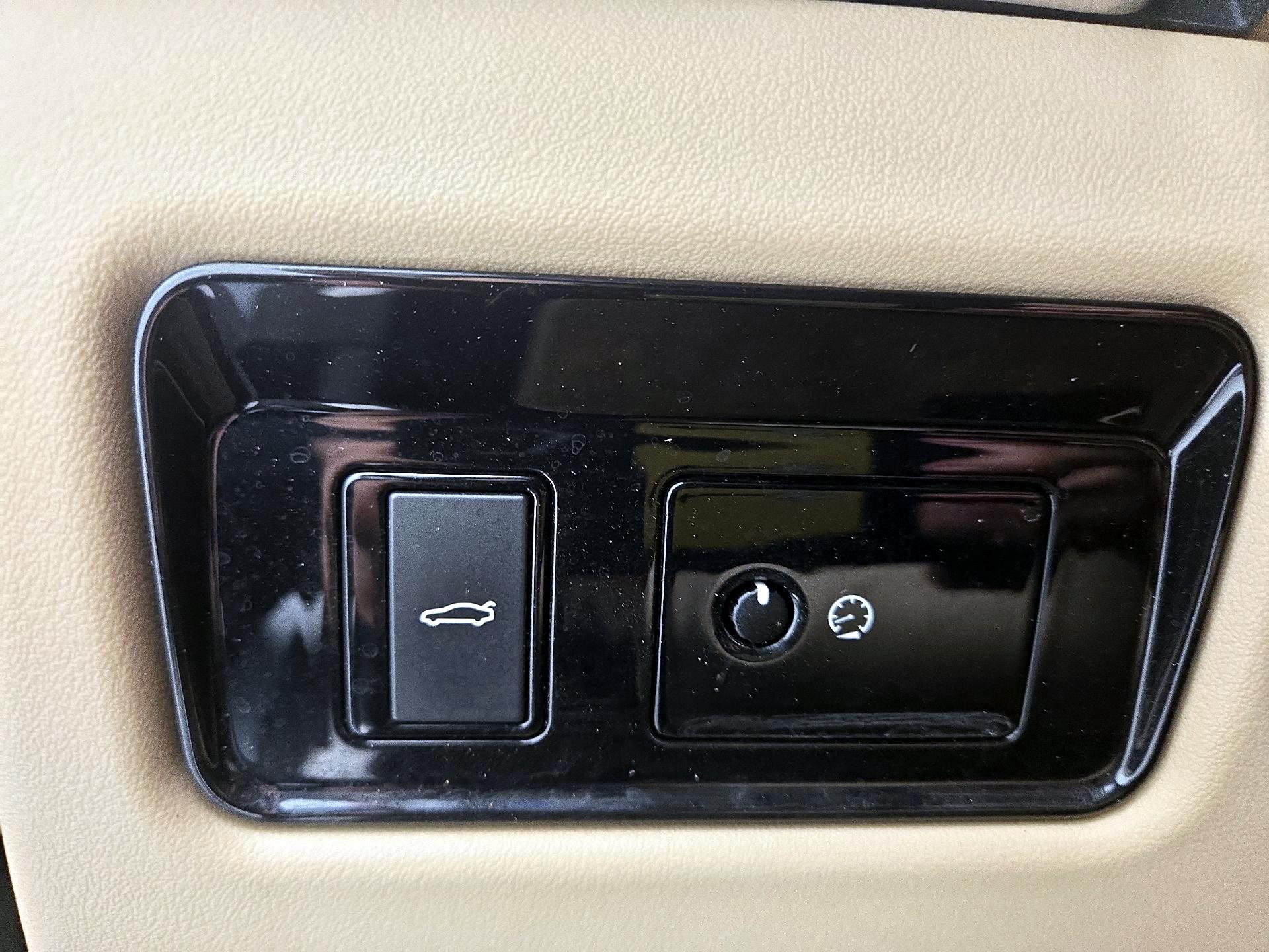 Thumbnail: 2017 Jaguar XE - 13