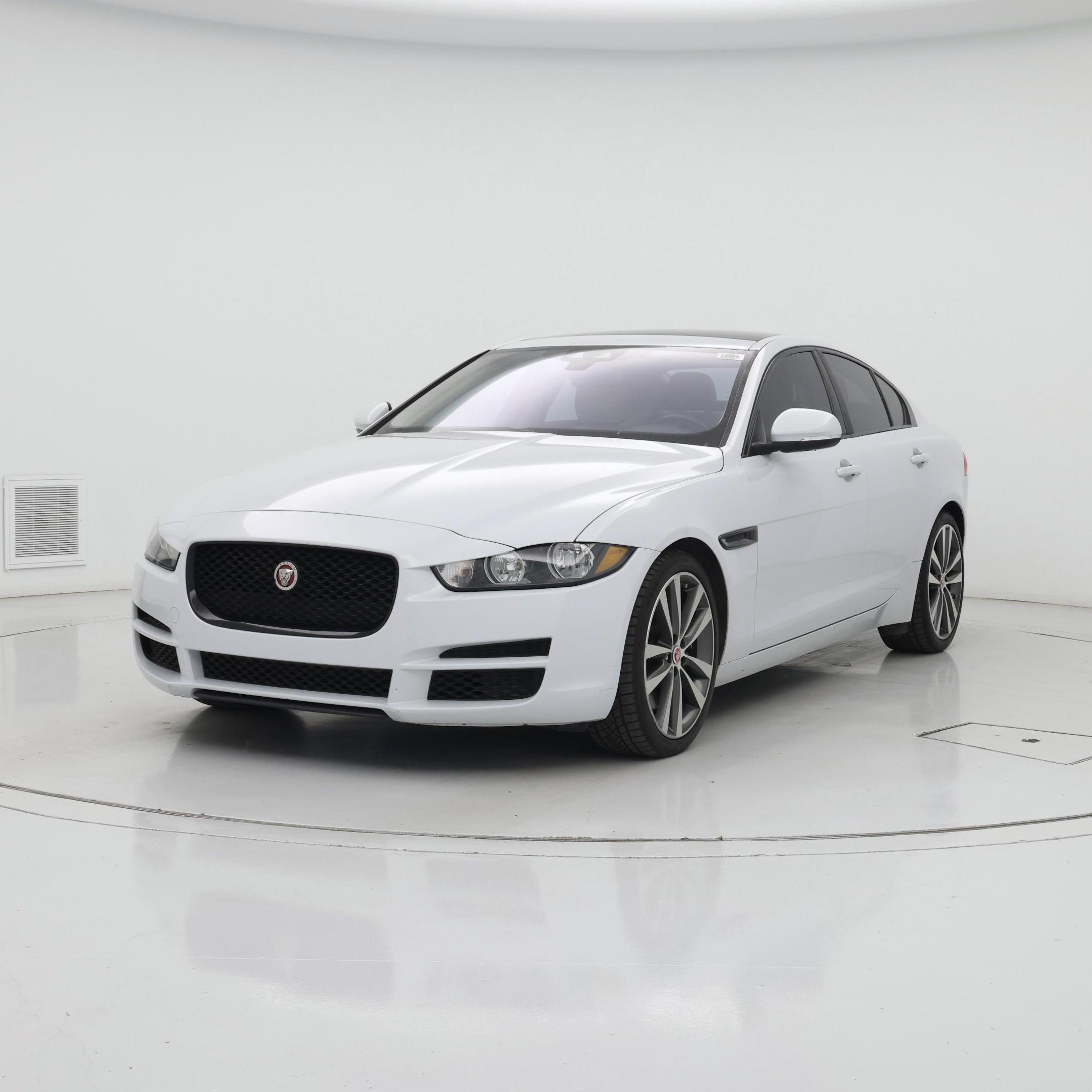 Thumbnail: 2017 Jaguar XE - 4