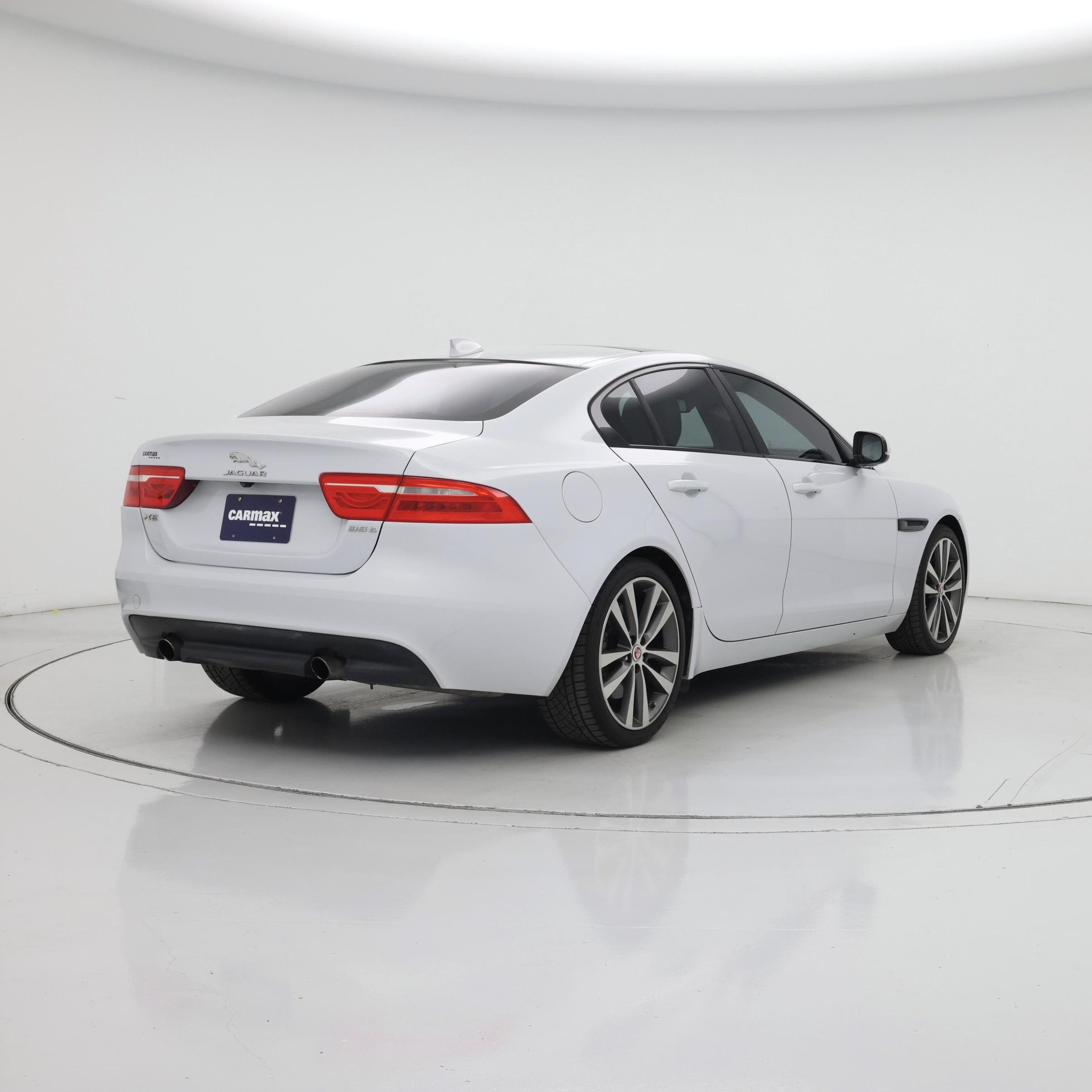 Thumbnail: 2017 Jaguar XE - 8