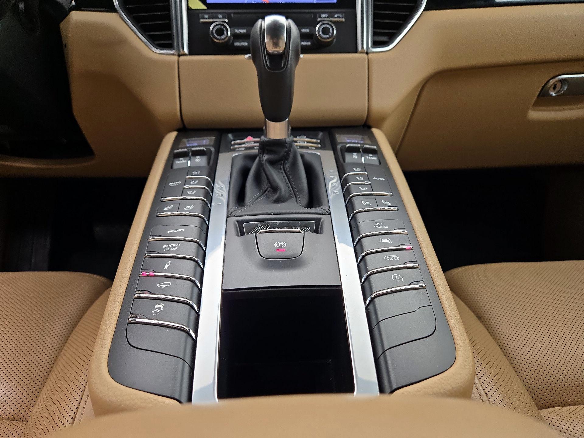 Thumbnail: 2018 Porsche Macan - 18