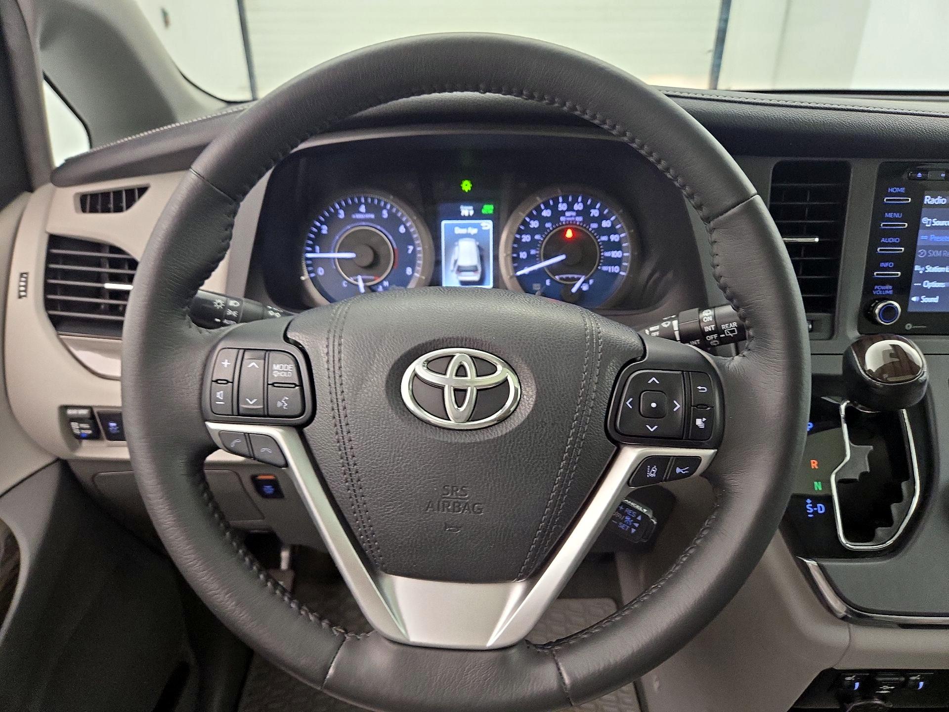 Thumbnail: 2018 Toyota Sienna - 10