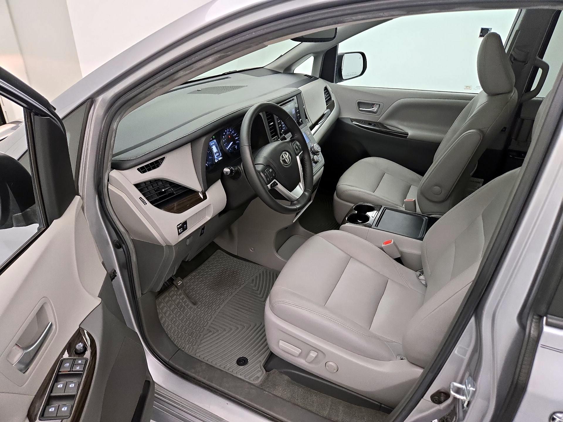 Thumbnail: 2018 Toyota Sienna - 11