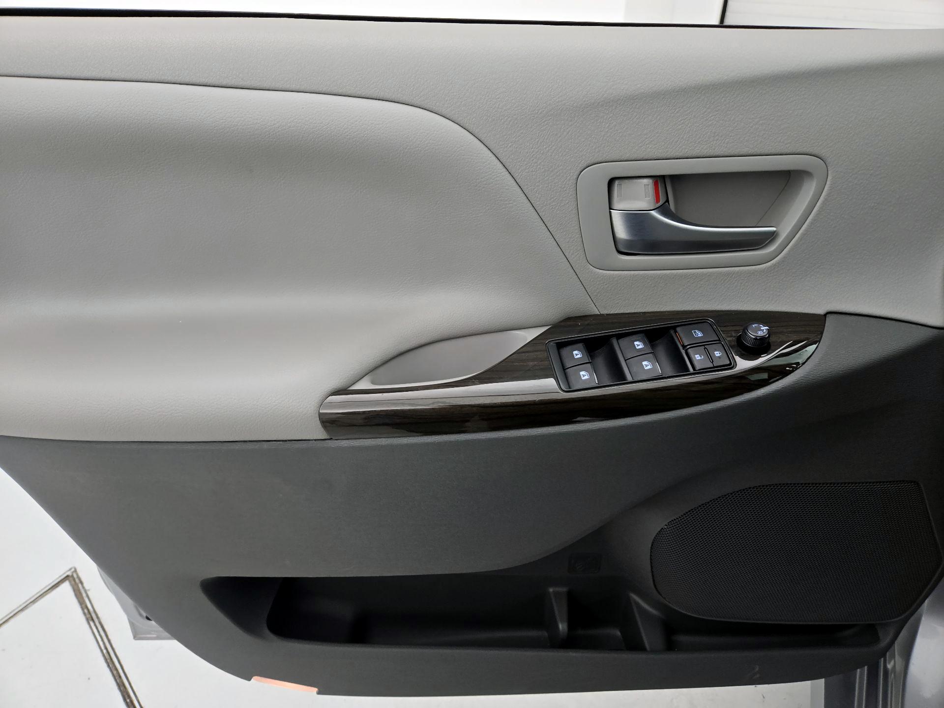 Thumbnail: 2018 Toyota Sienna - 12