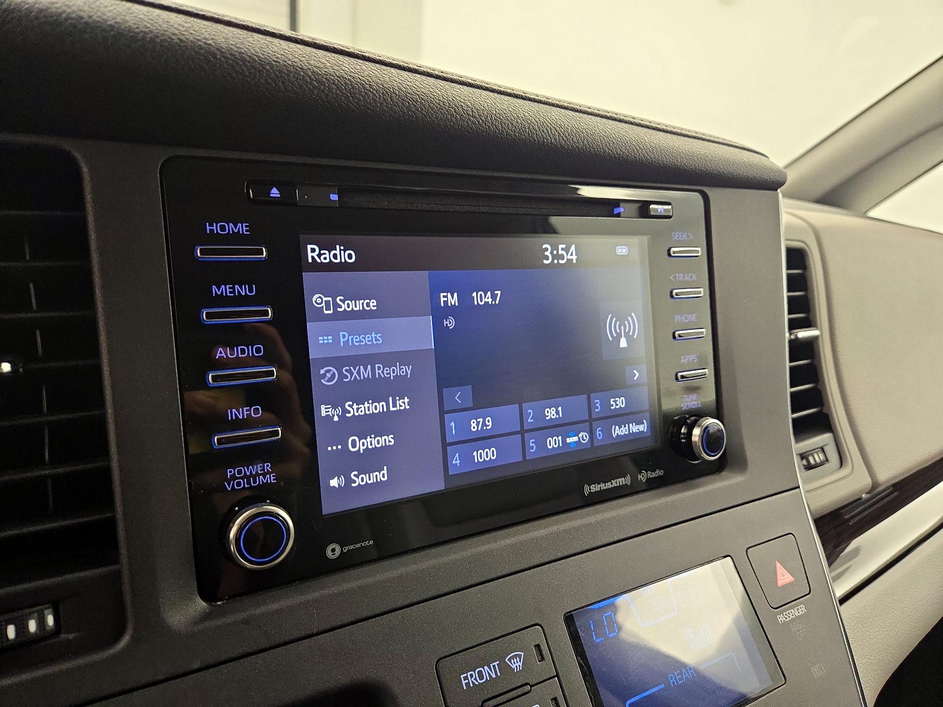 Thumbnail: 2018 Toyota Sienna - 15