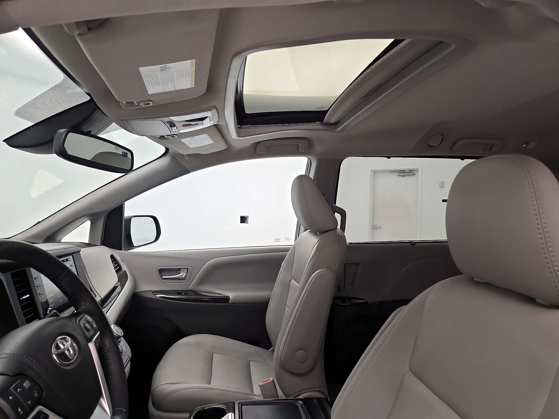 Thumbnail: 2018 Toyota Sienna - 19