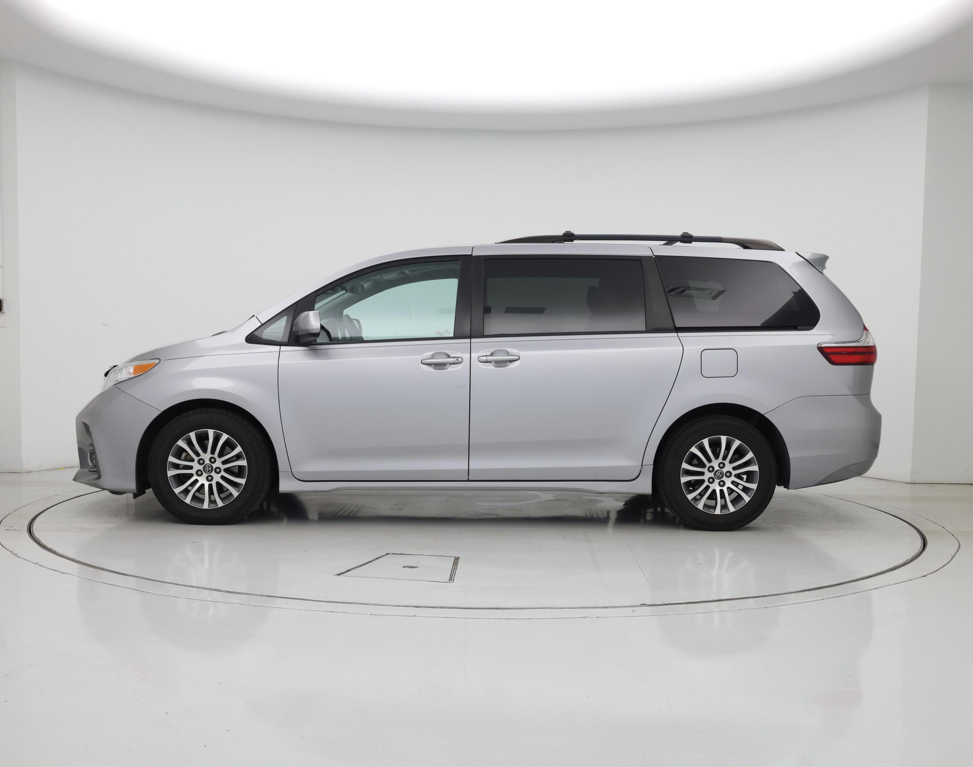Thumbnail: 2018 Toyota Sienna - 3