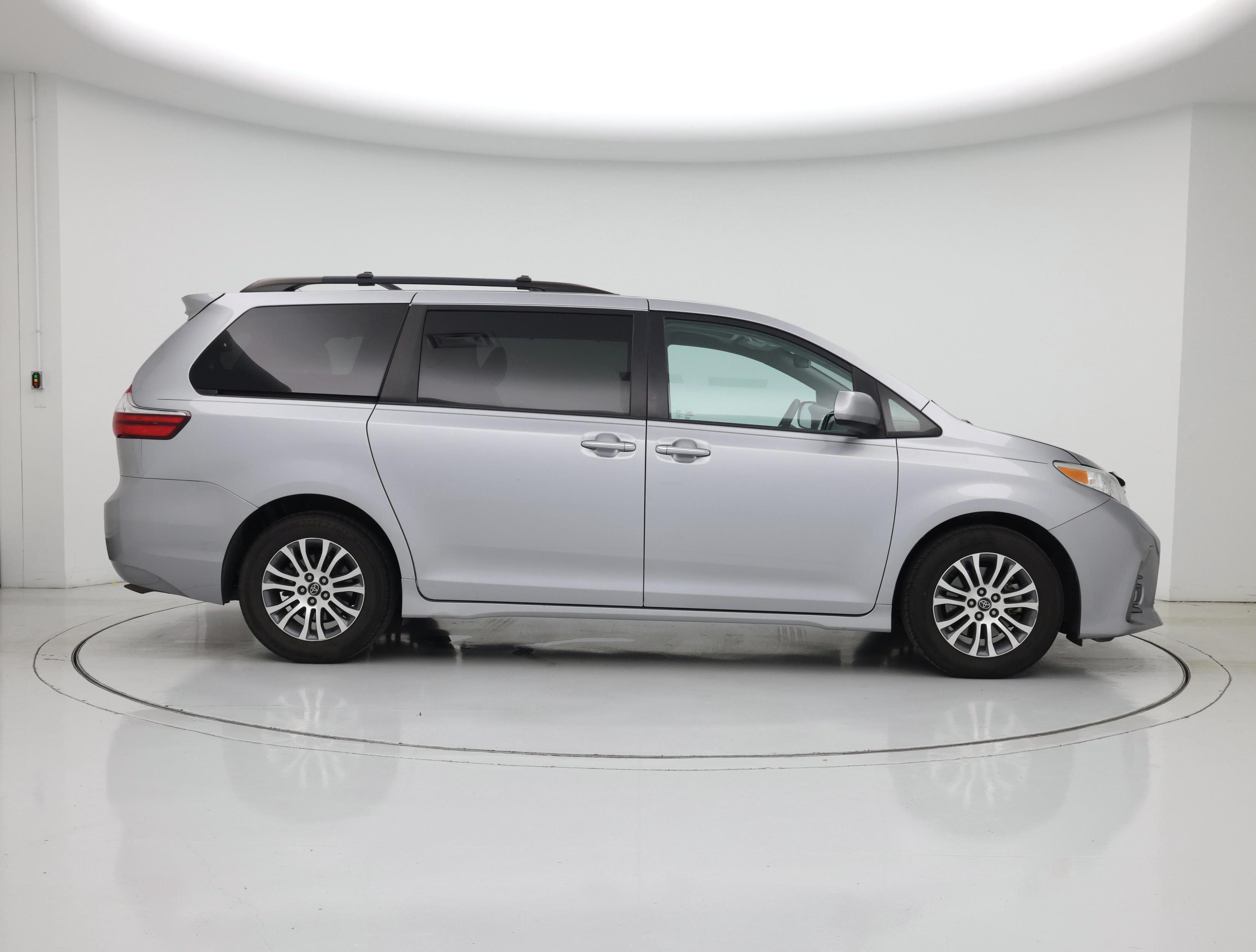 Thumbnail: 2018 Toyota Sienna - 7