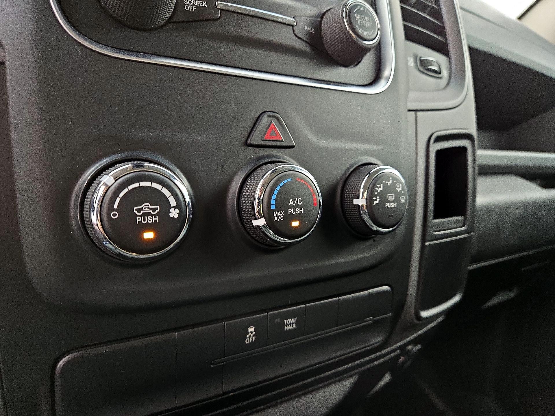 Thumbnail: 2019 RAM 1500 Classic - 16