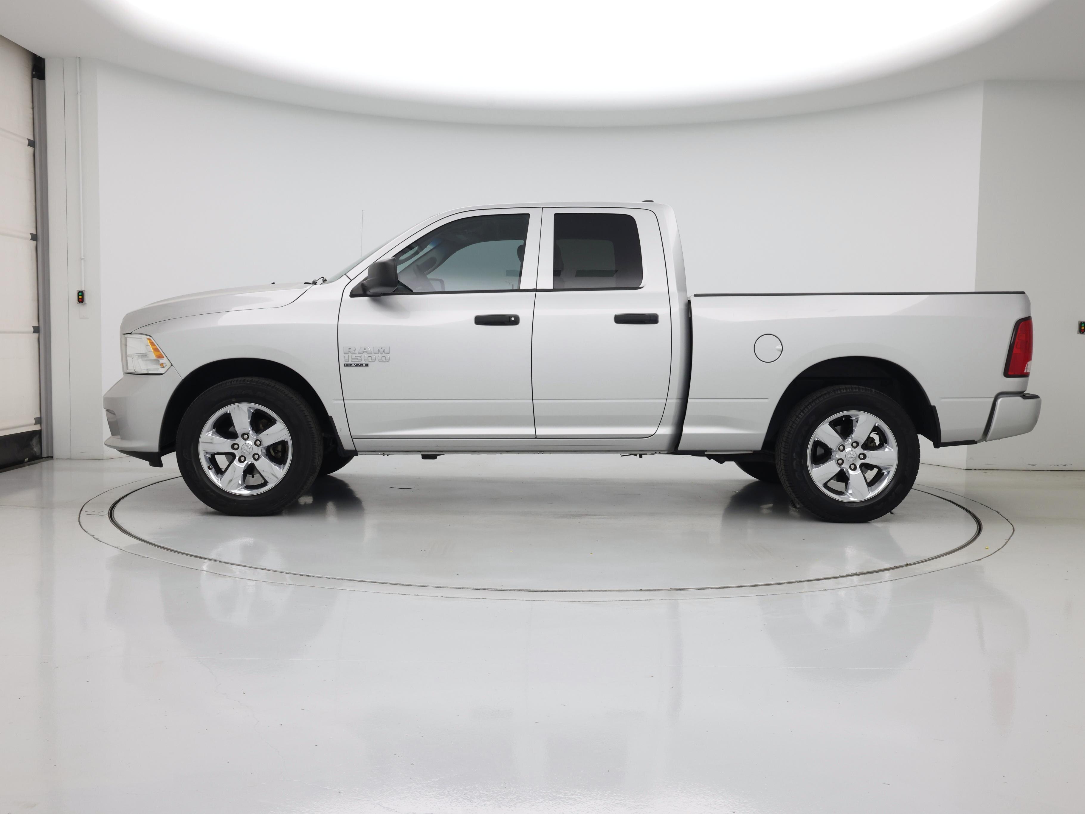 Thumbnail: 2019 RAM 1500 Classic - 3