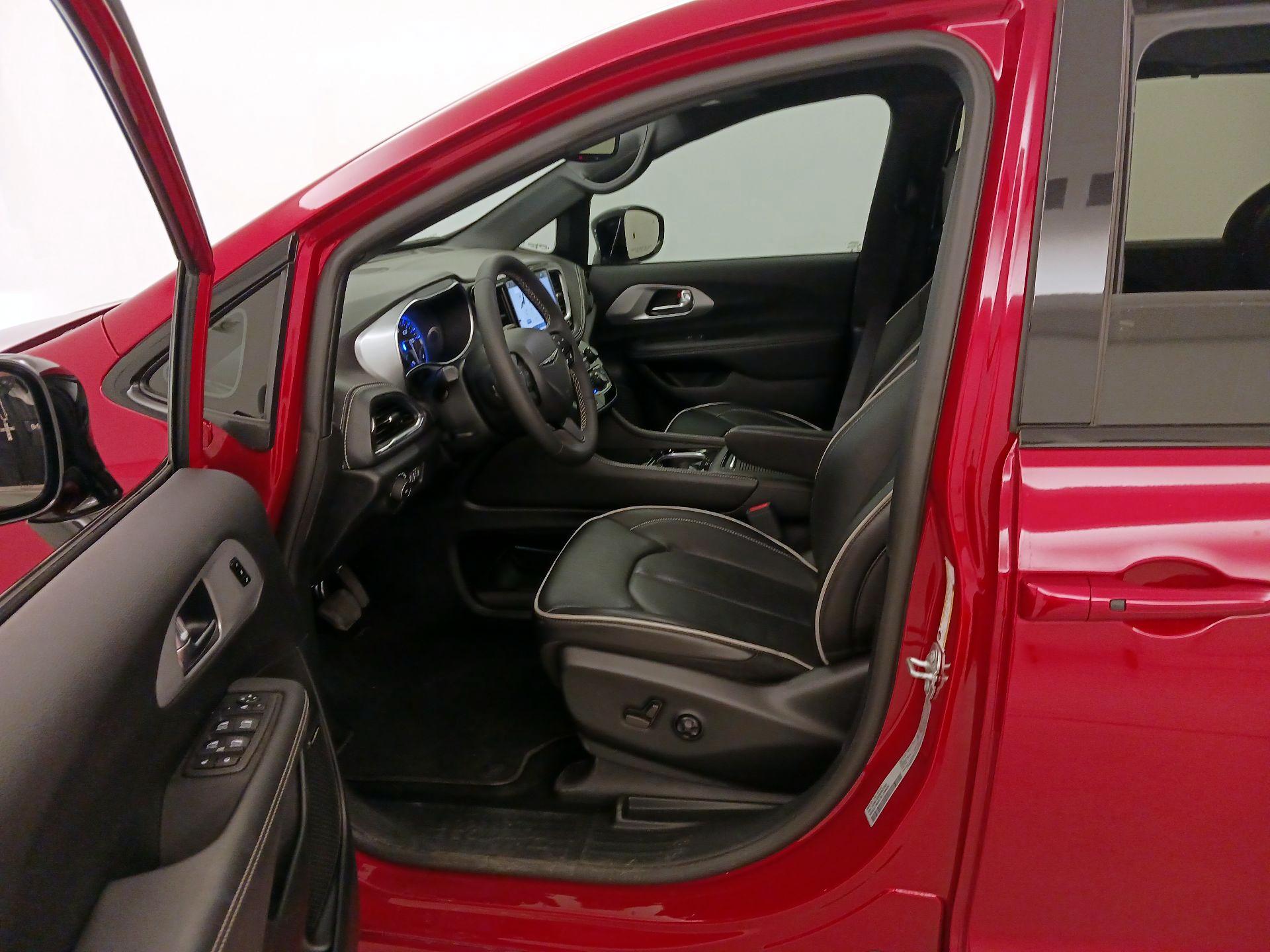 Thumbnail: 2025 Chrysler Pacifica - 11