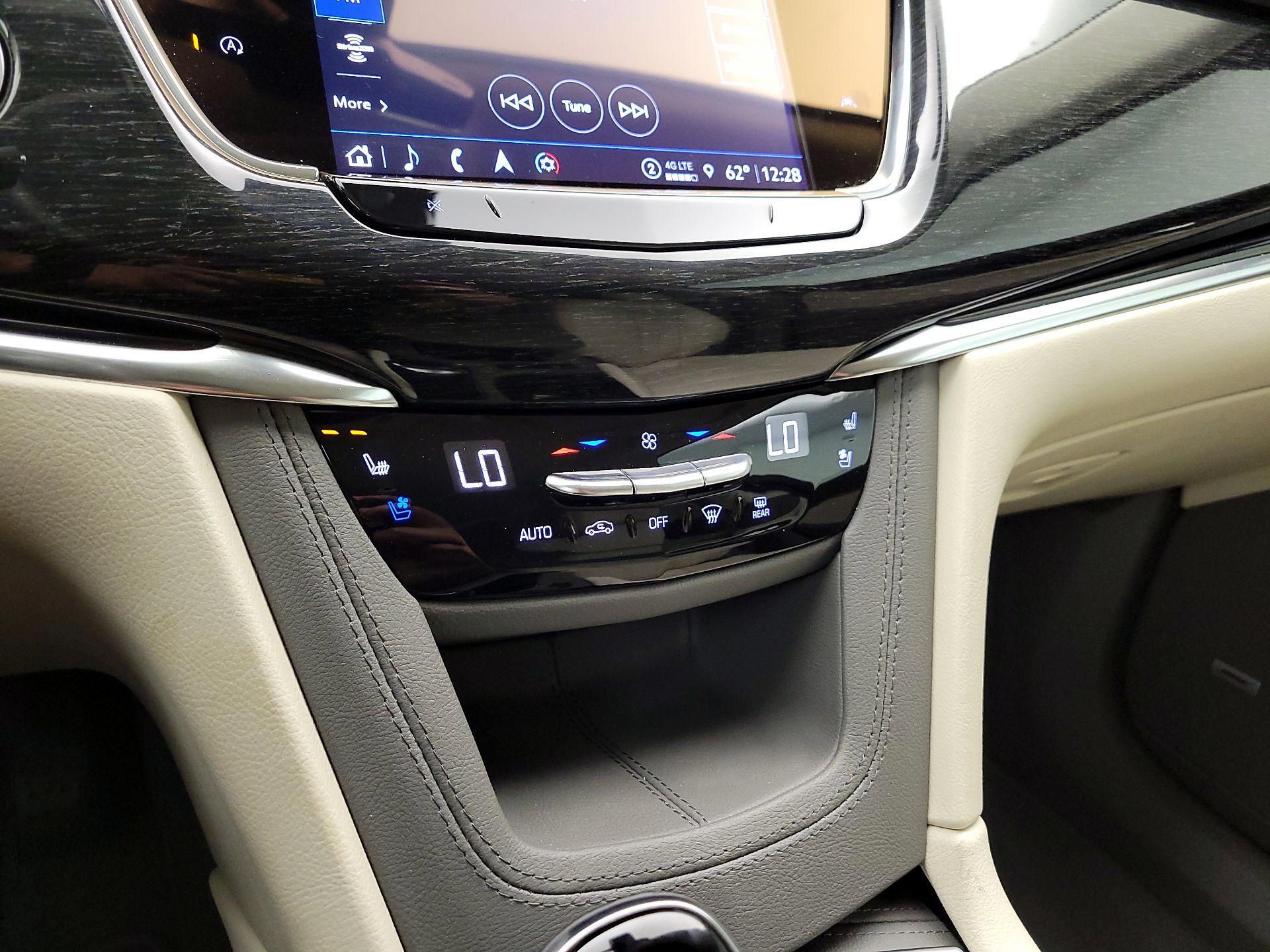 Thumbnail: 2022 Cadillac XT6 - 16
