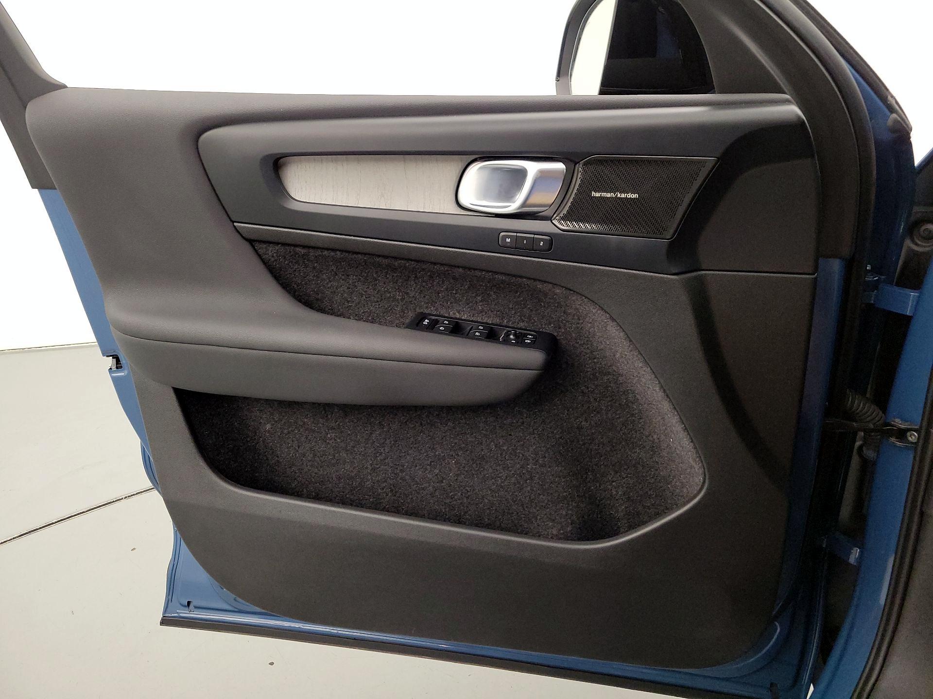 Thumbnail: 2024 Volvo XC40 - 12