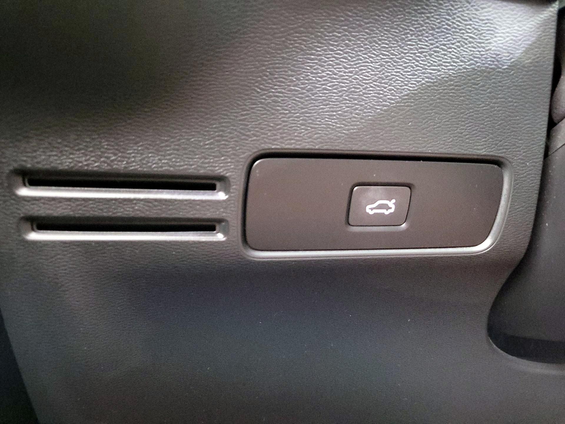 Thumbnail: 2024 Volvo XC40 - 13