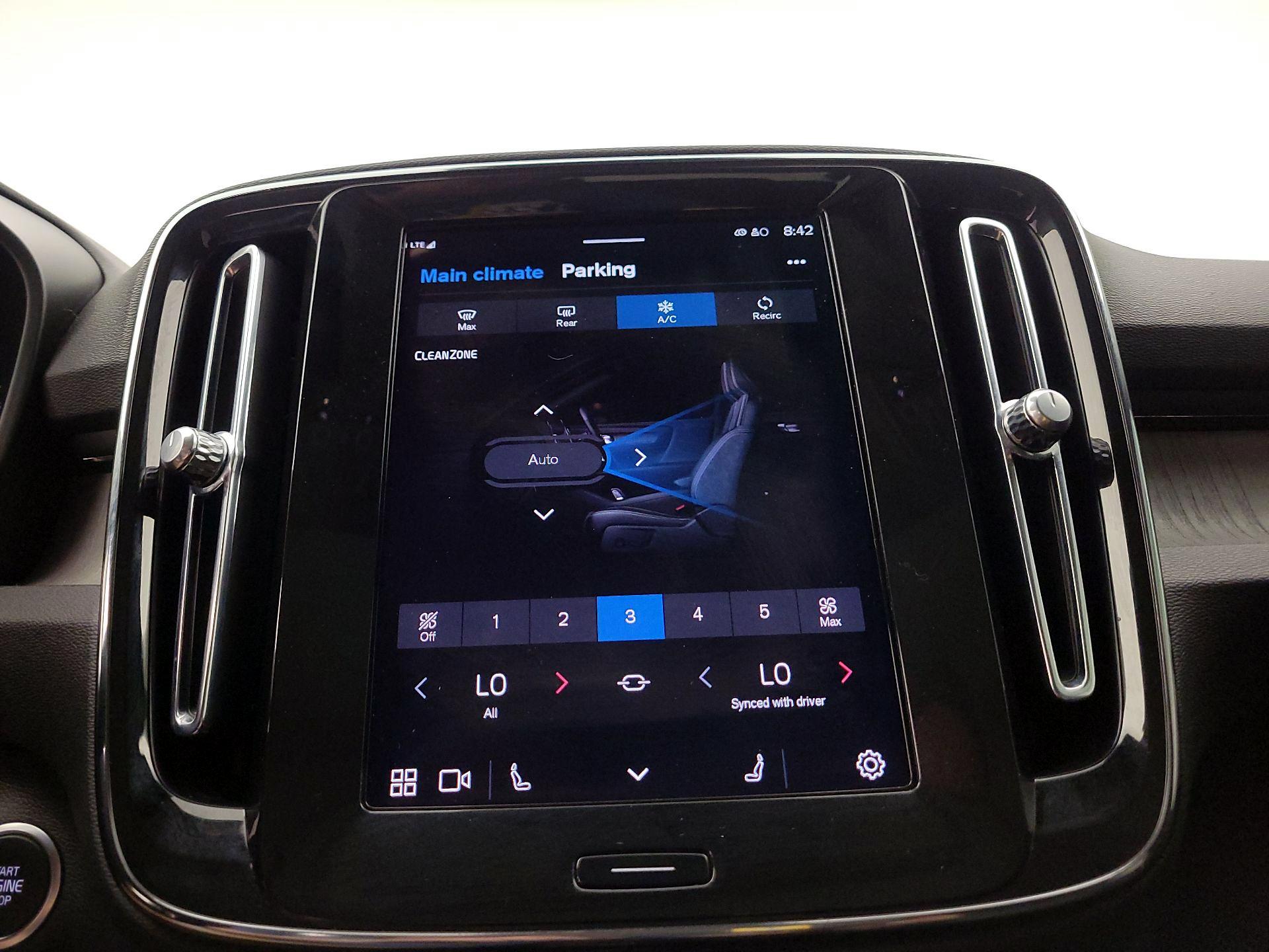 Thumbnail: 2024 Volvo XC40 - 16