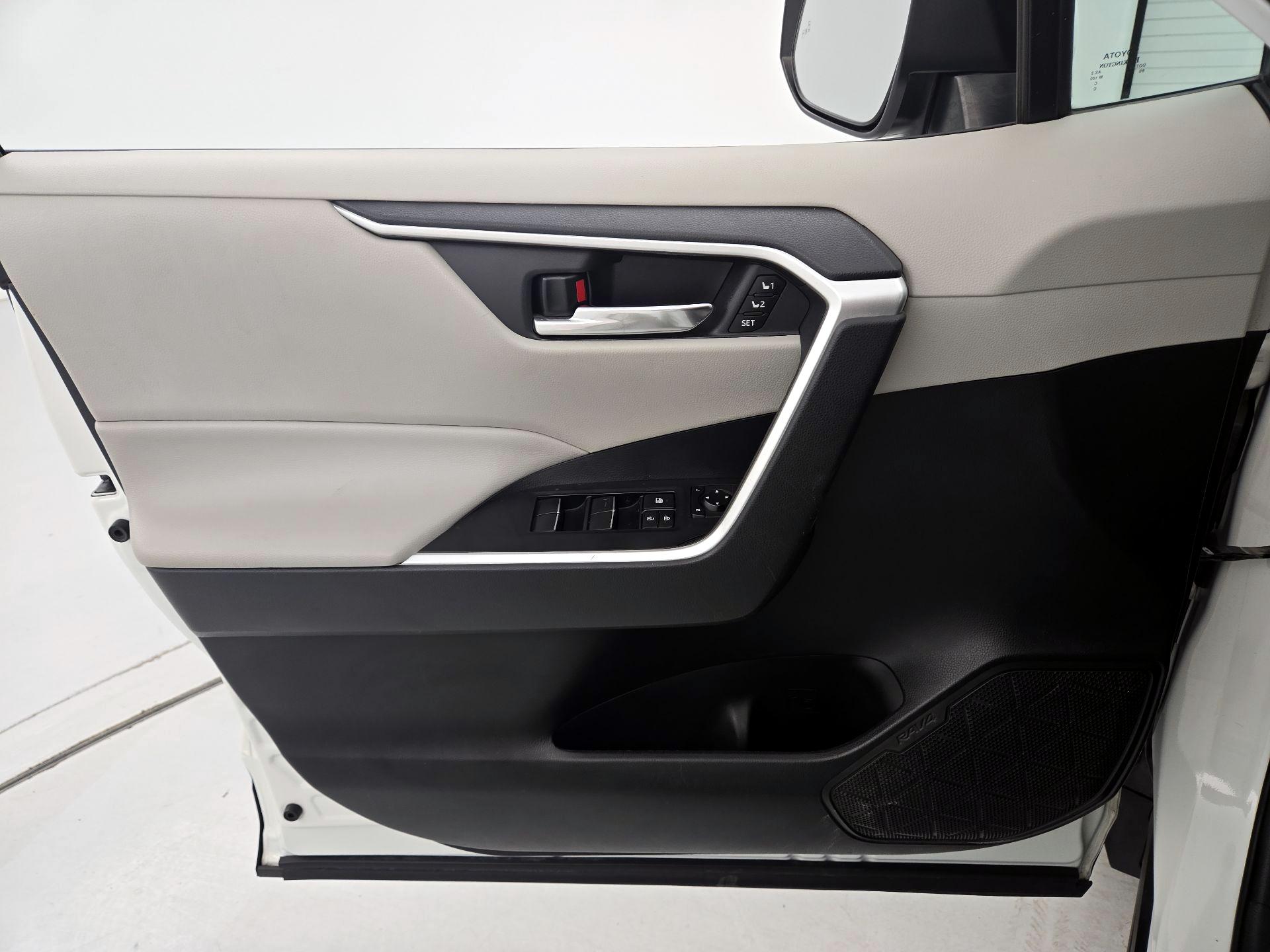 Thumbnail: 2020 Toyota RAV4 - 12