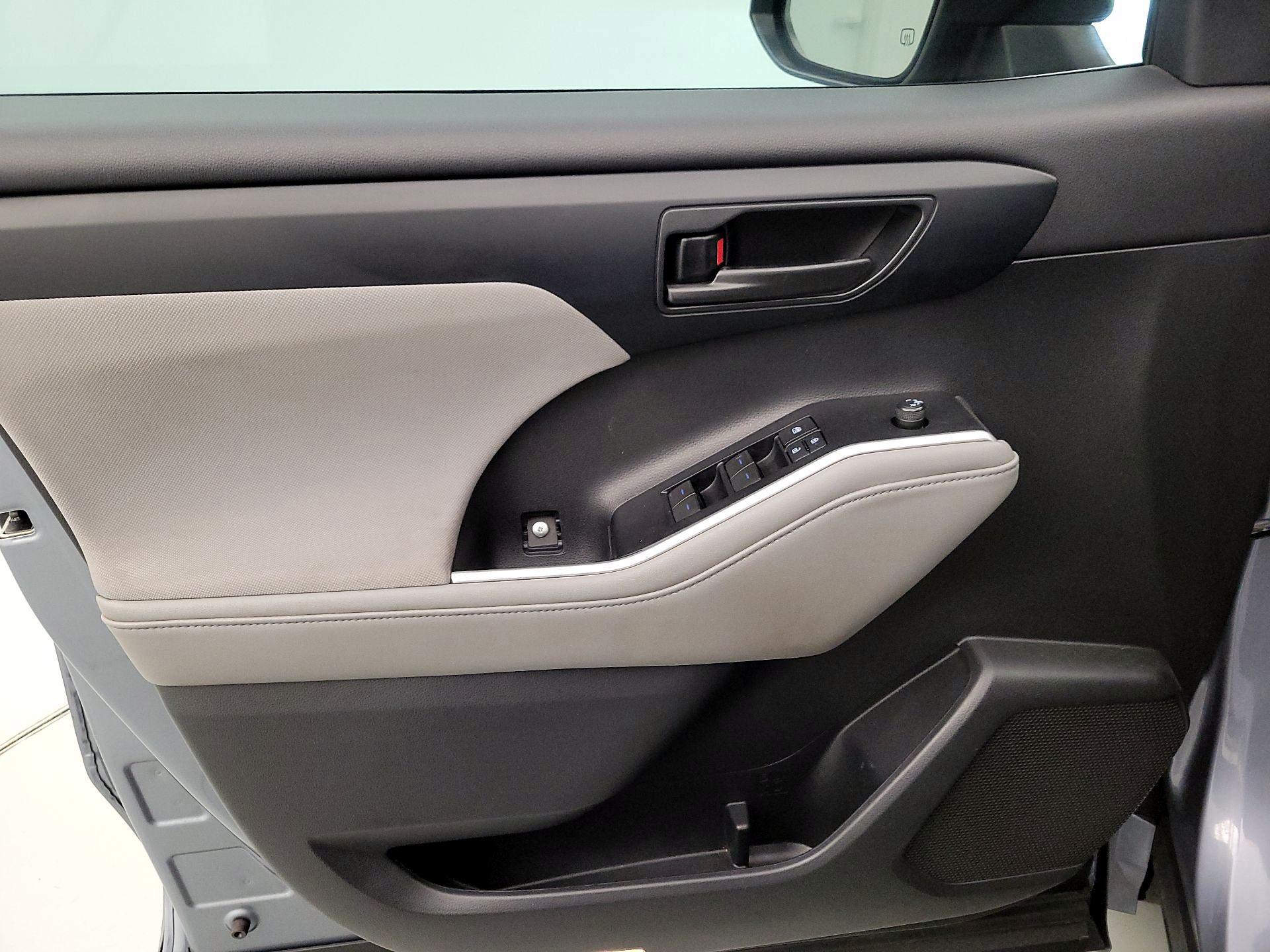 Thumbnail: 2021 Toyota Highlander - 12