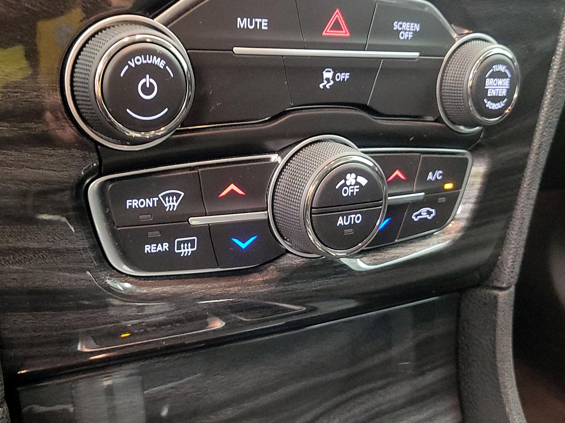 Thumbnail: 2020 Chrysler 300 - 16