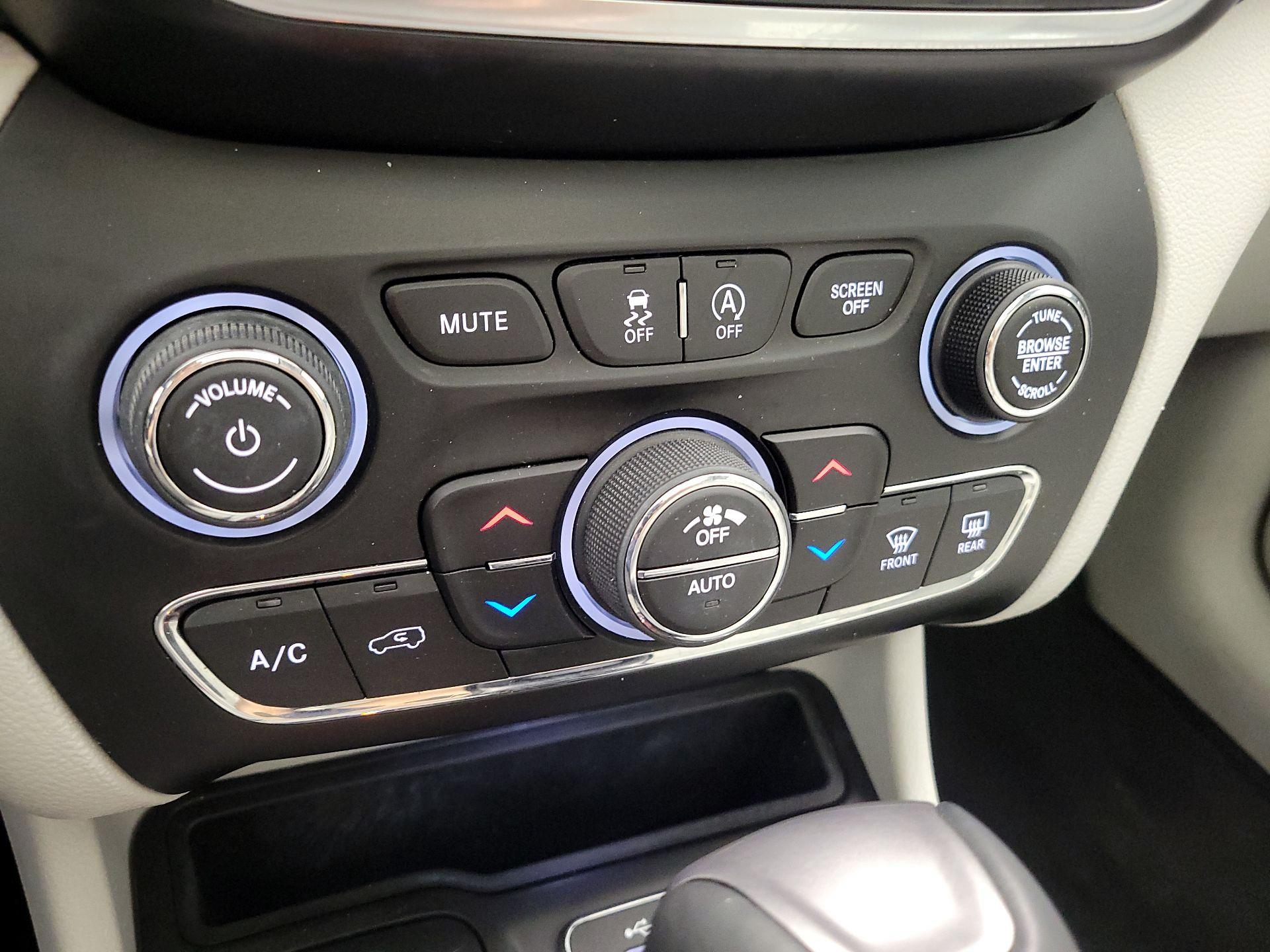 Thumbnail: 2020 Jeep Cherokee - 16